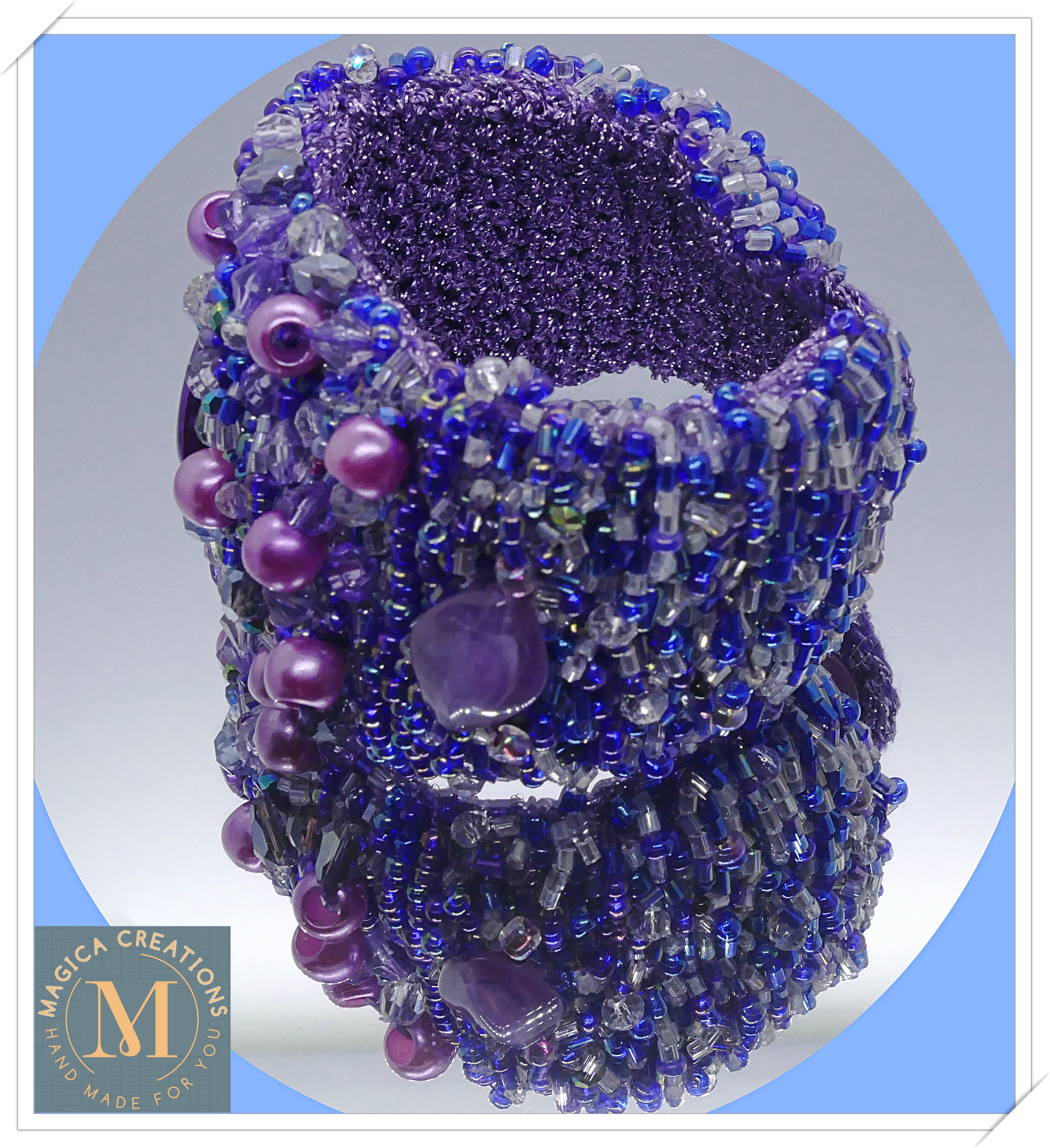 Pulsera artesanal de cuentas moradas