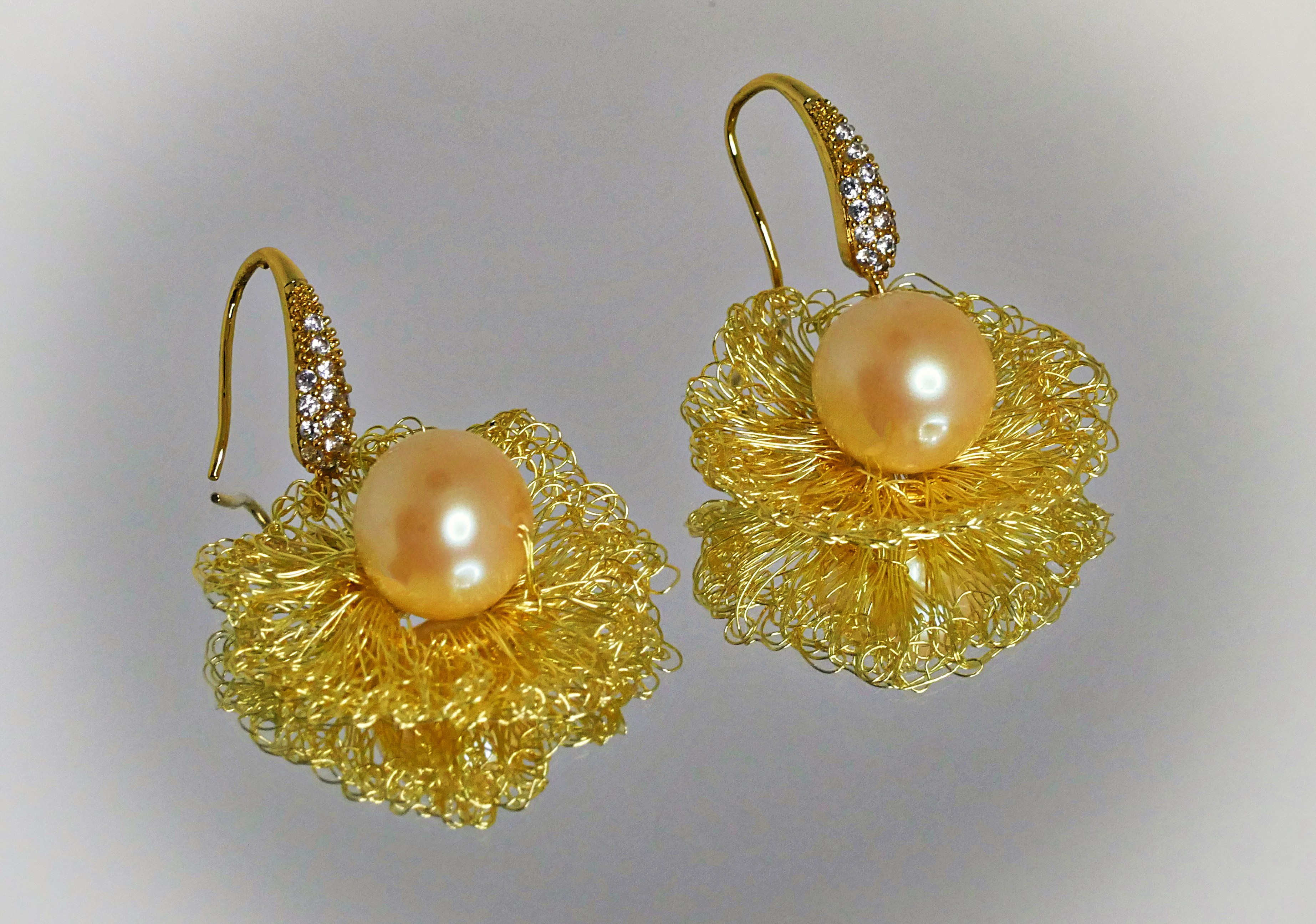 Pendientes de metal tejido a mano de crochet con perlas