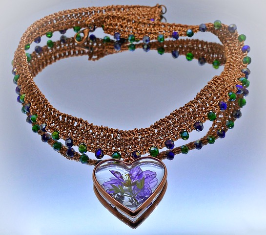 Collar gargantilla de crochet con corazon de resina