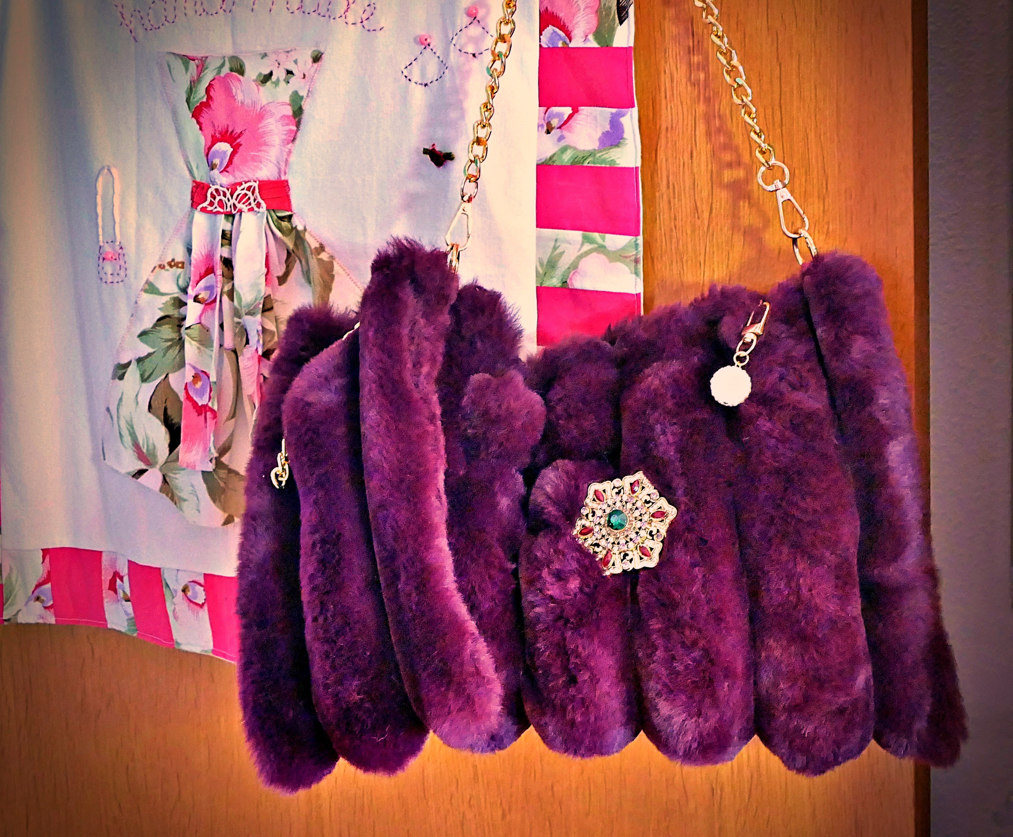 Bolso de peluche morado en conjunto con bolsita para movil