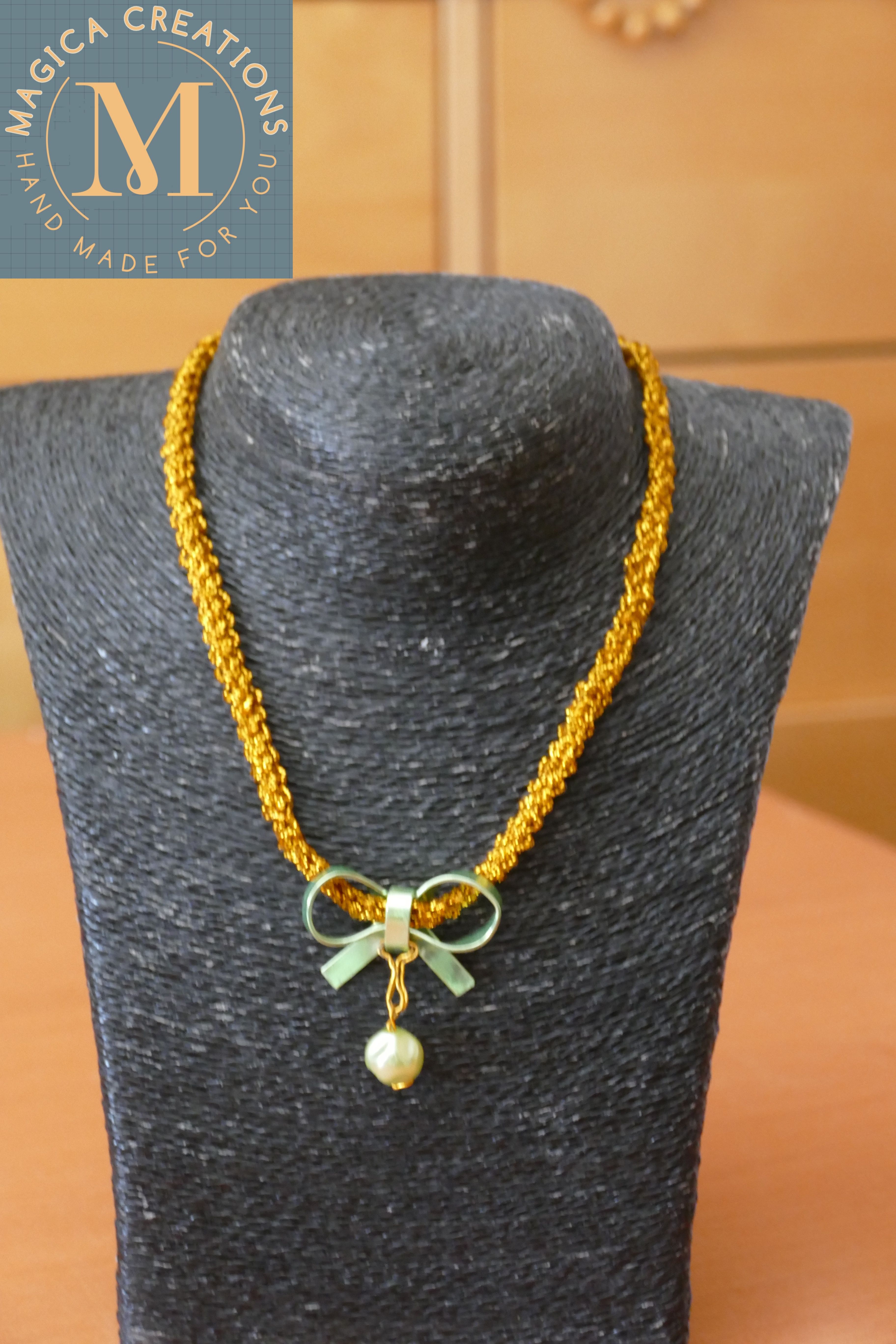 Collar dorado hecho a mano