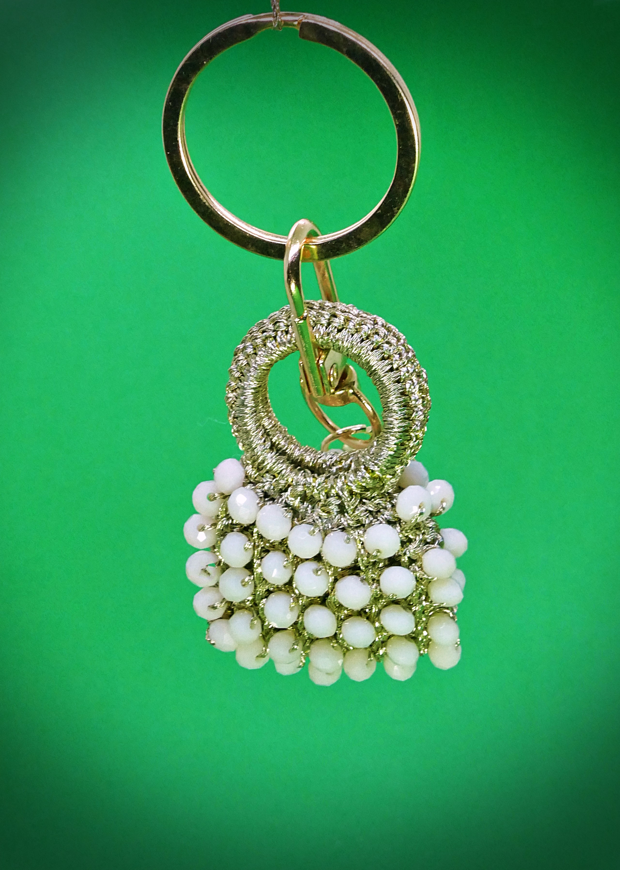 Llavero de crochet en forma de bolsito con abalorios y perla