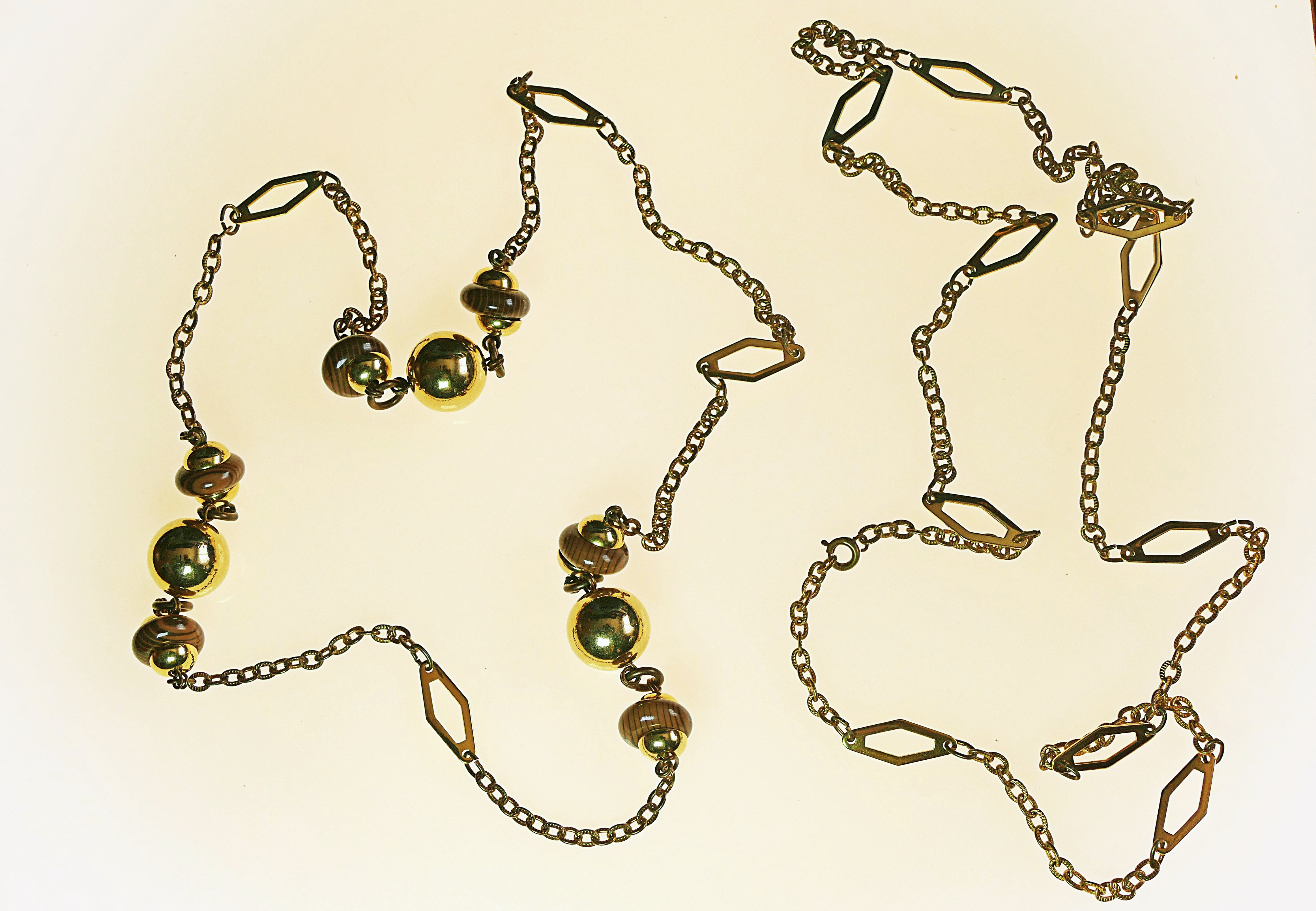 Collar dorado elegante