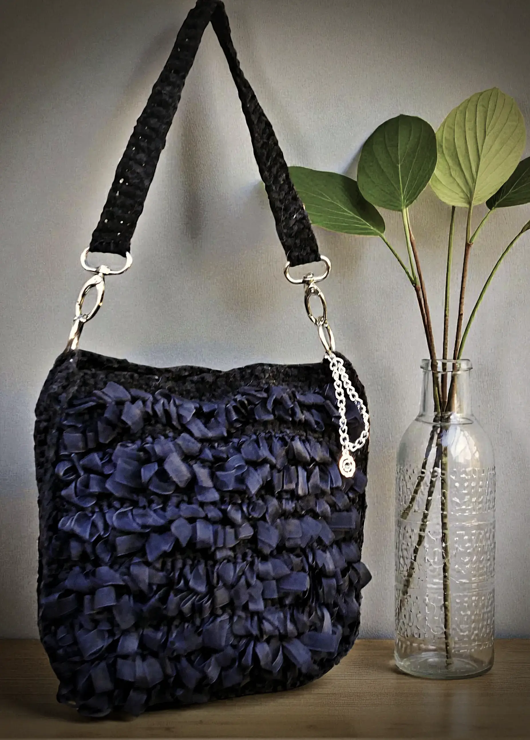 Bolso de crochet con rizo de organza negro