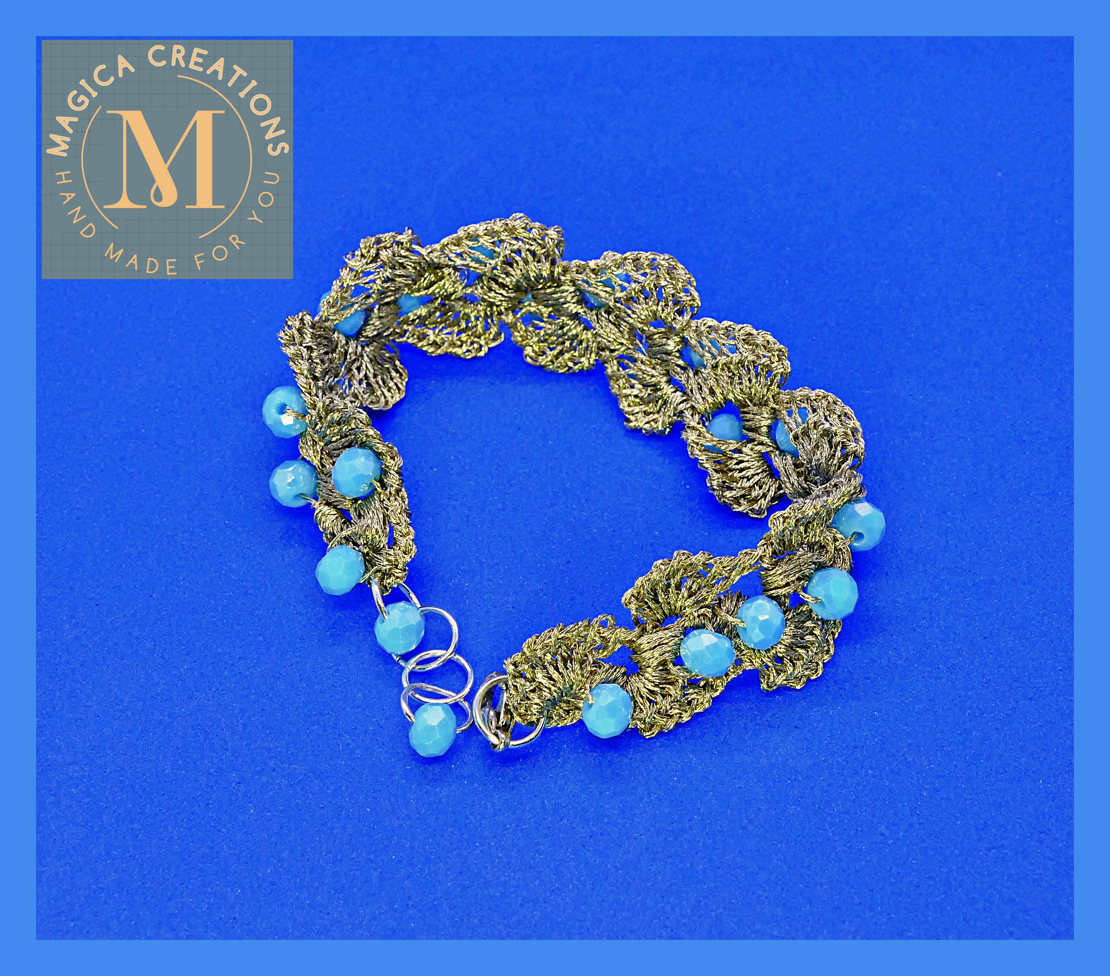 Pulsera artesanal de hilo dorado y cuentas azules