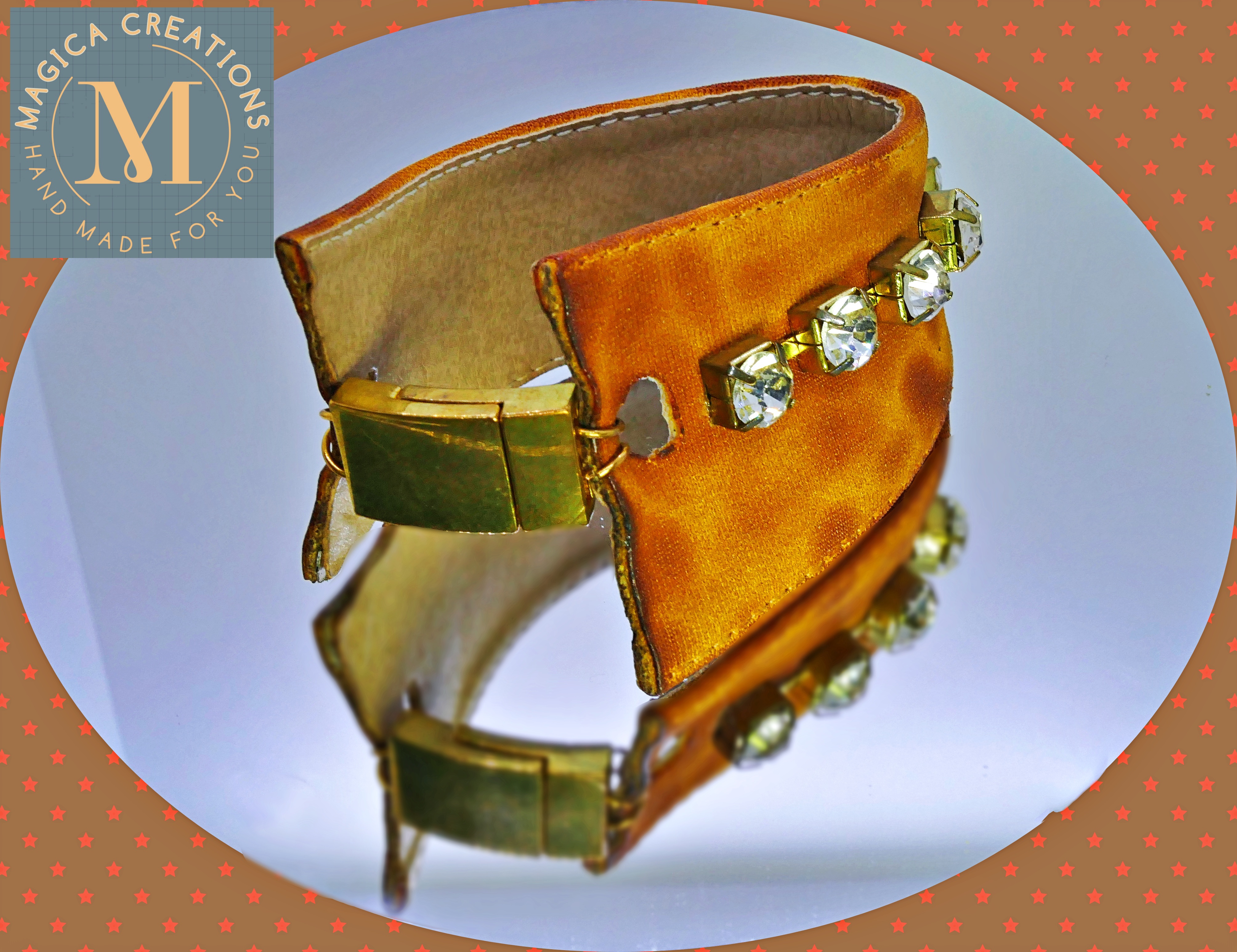 Broche dorado con piedras brillantes