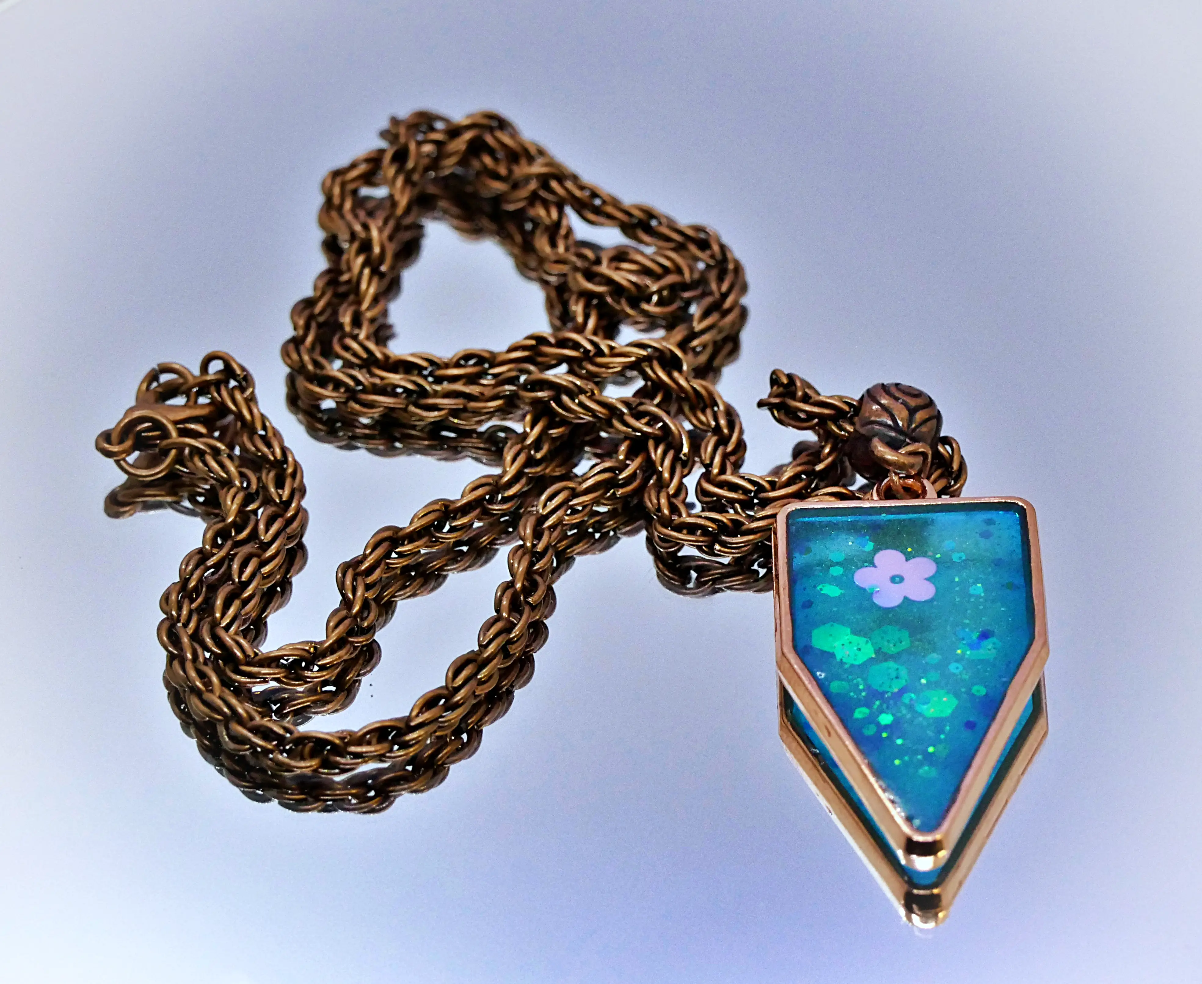 Colgante vintage con cadena dorada