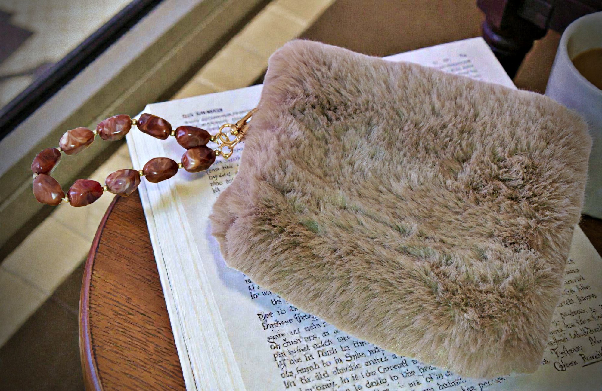 Bolsito de mano de pelo sintético