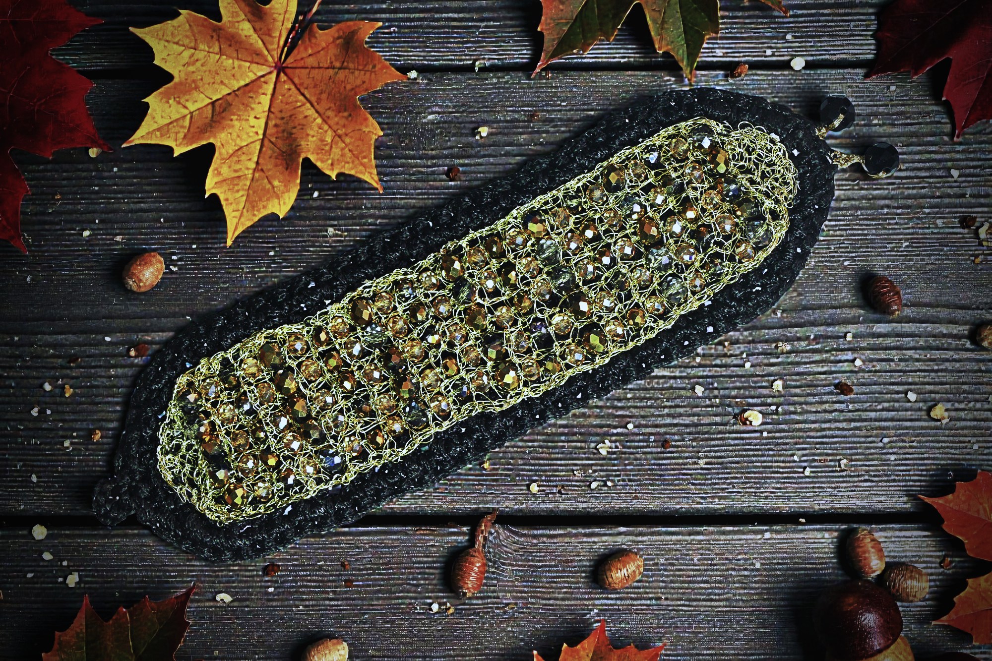 Pulsera artesanal de crochet de cristales dorados