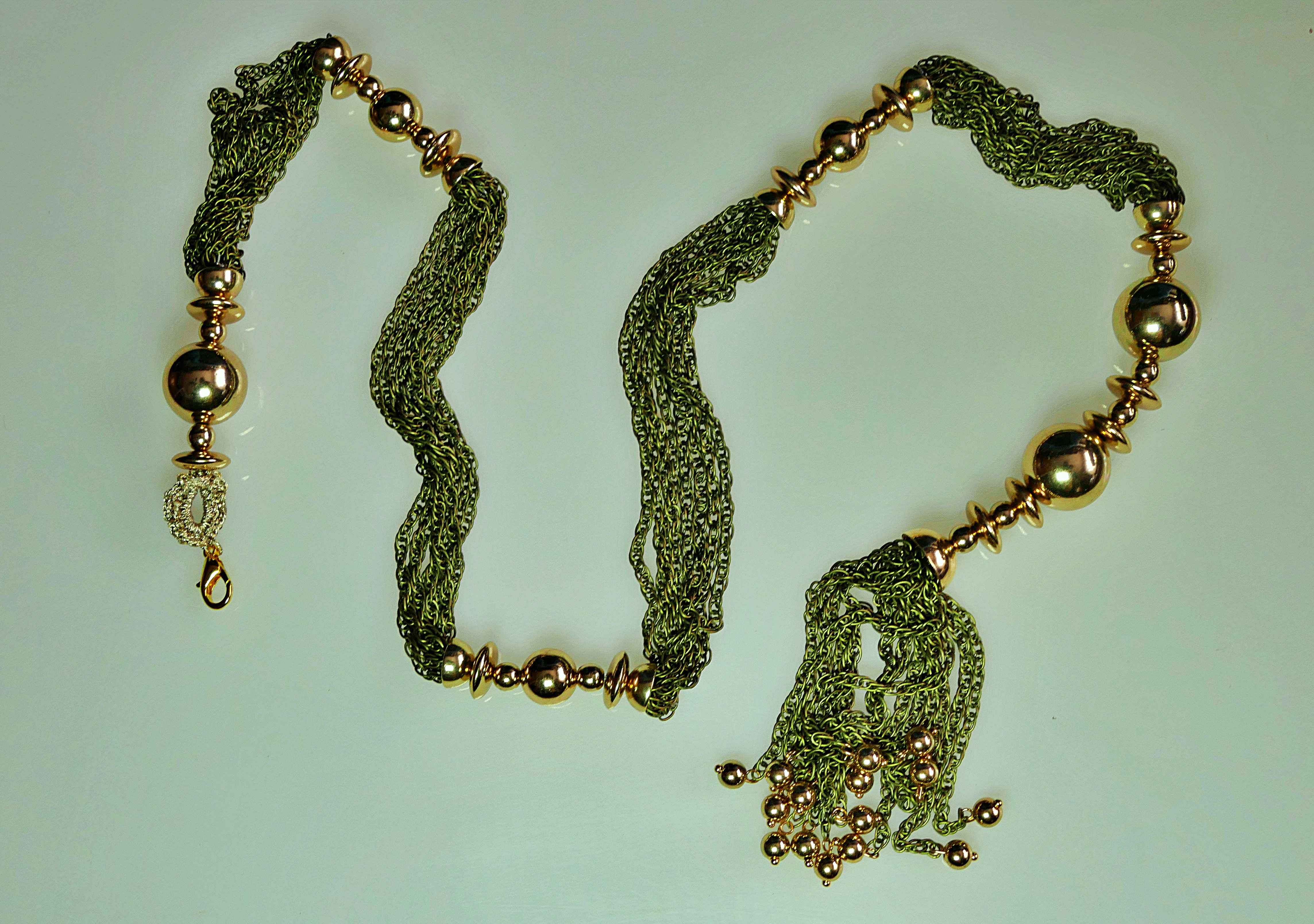 Collar artesanal de cuentas metálicas