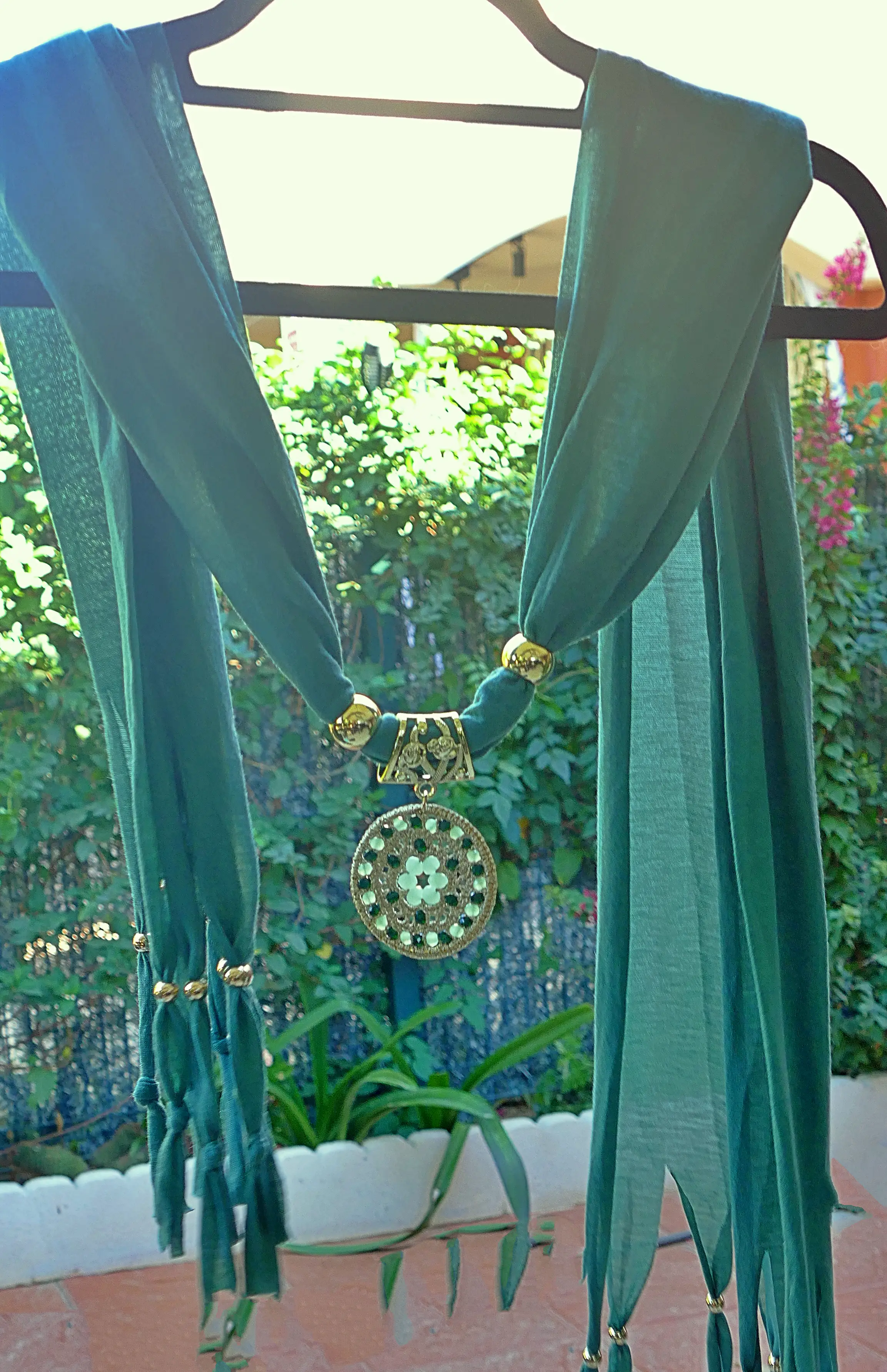 Bufanda verde con colgante decorativo