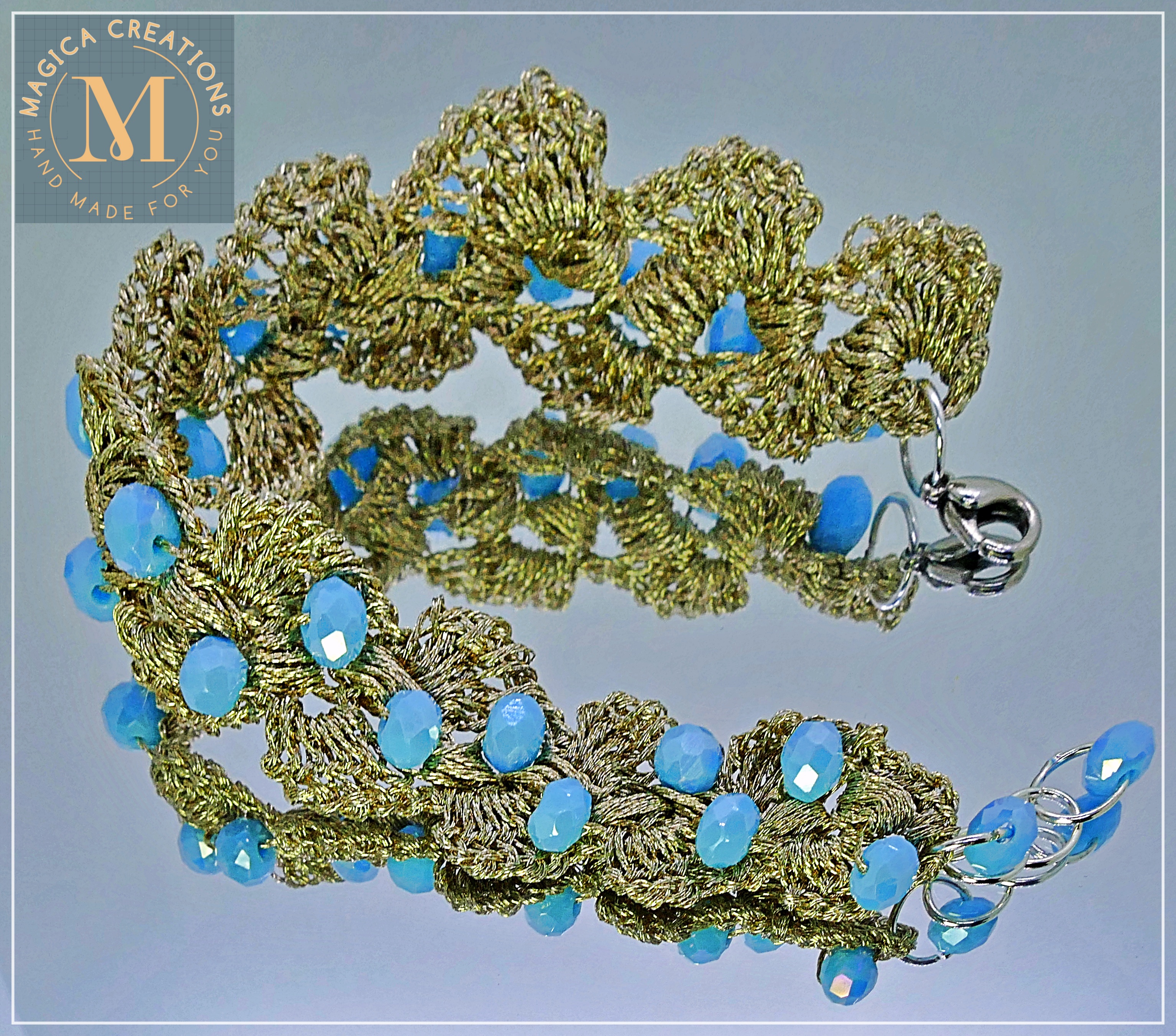 Pulsera artesanal de hilo dorado y cuentas azules