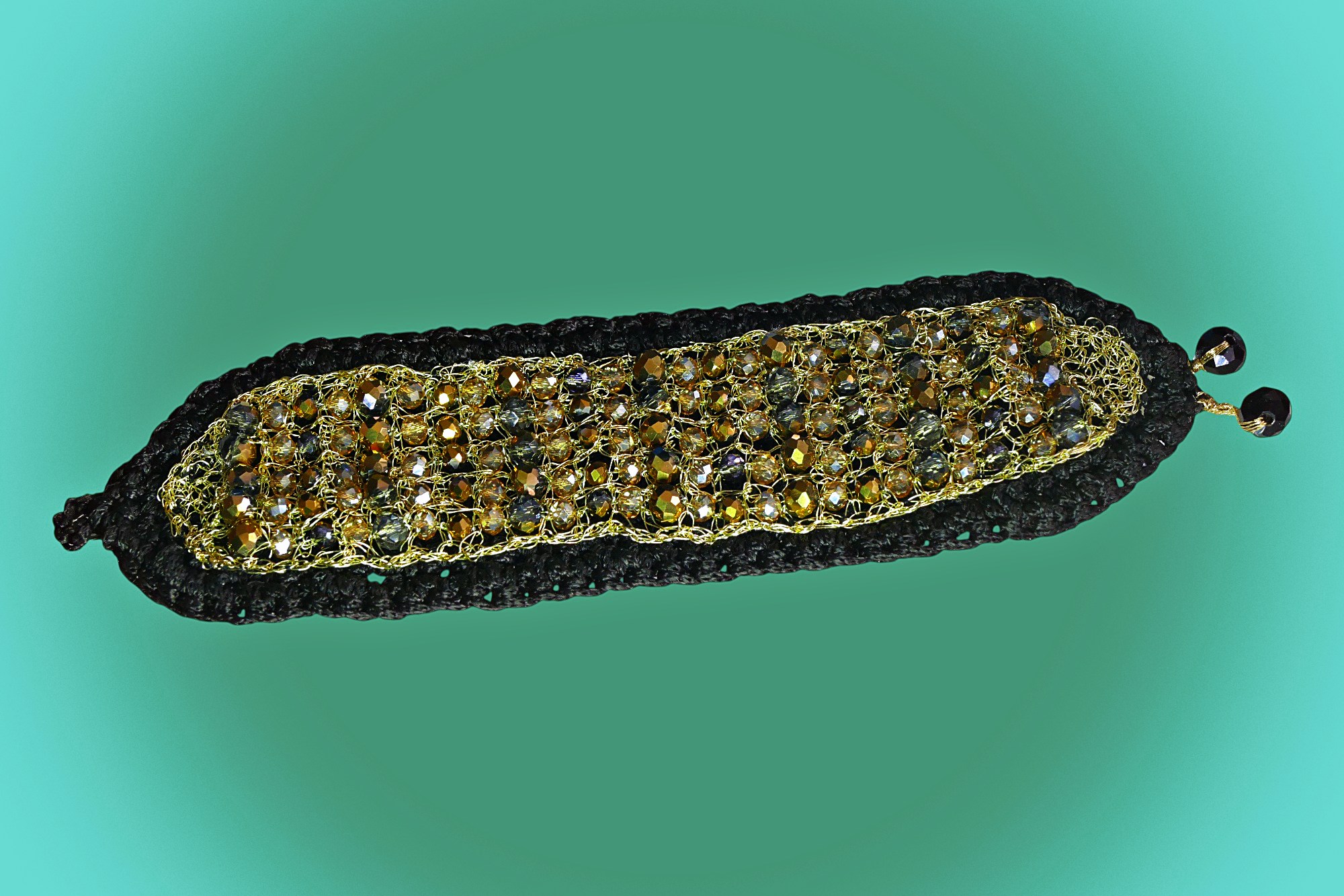 Pulsera artesanal de crochet de cristales dorados