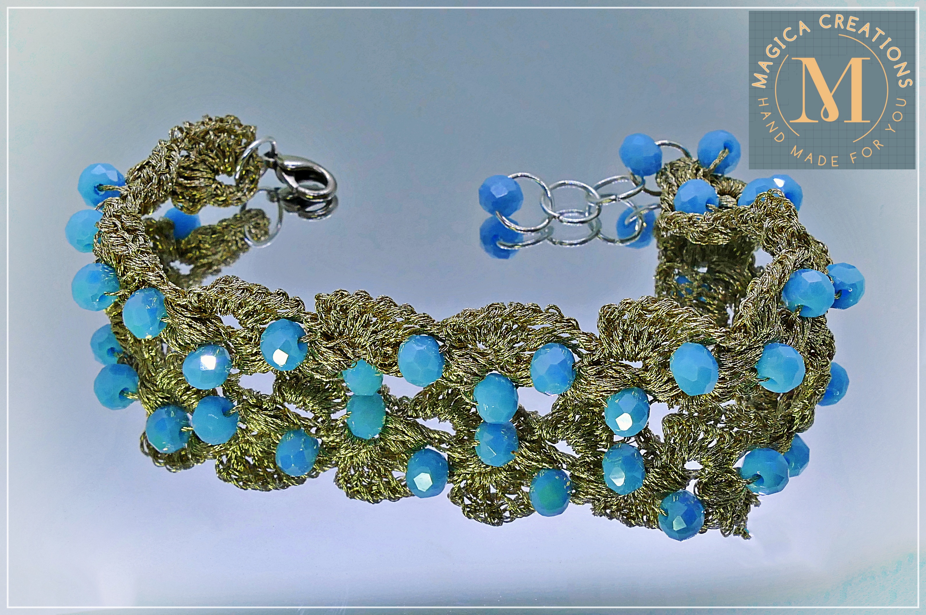 Pulsera artesanal de hilo dorado y cuentas azules