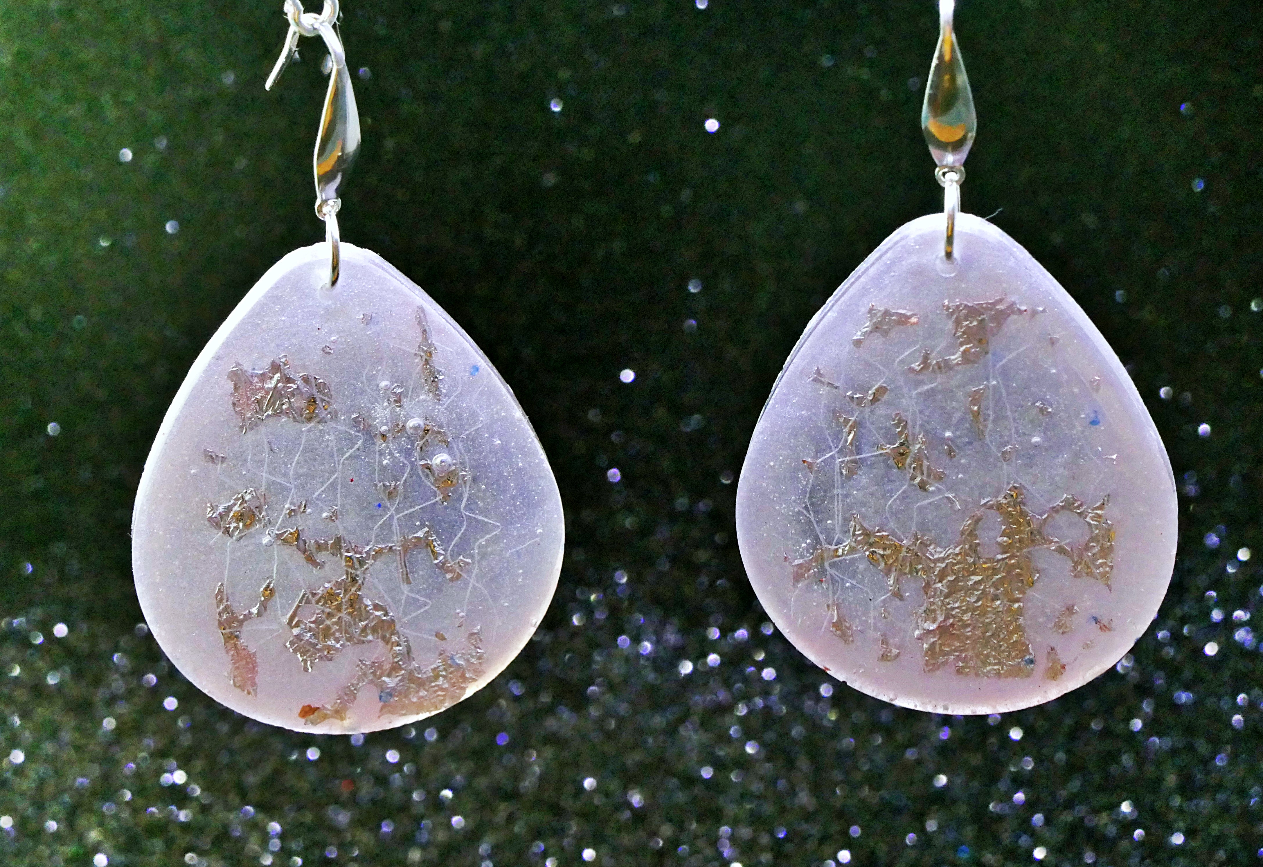 Pendientes artesanales de resina