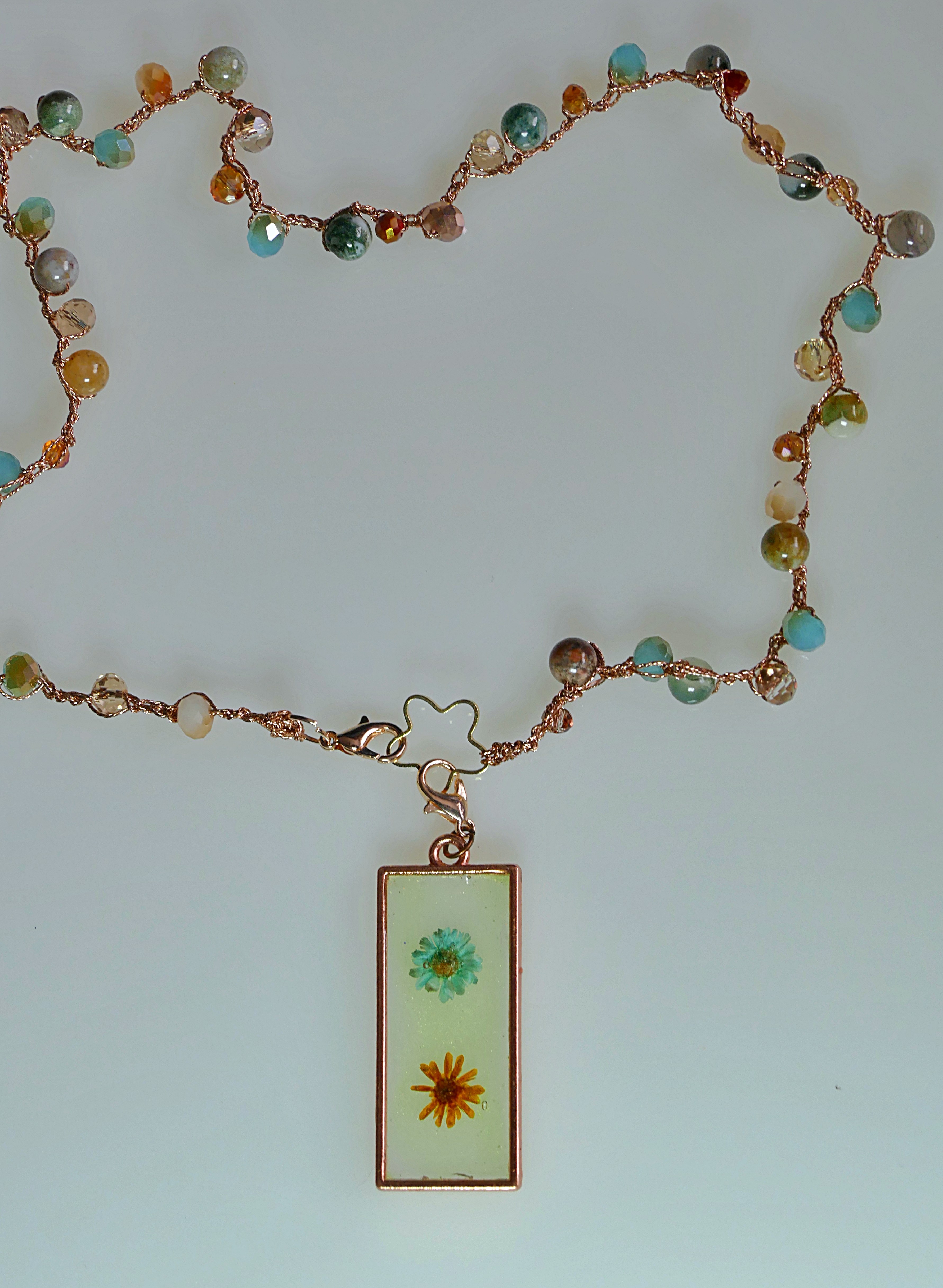 Collar artesanal con colgante de resina