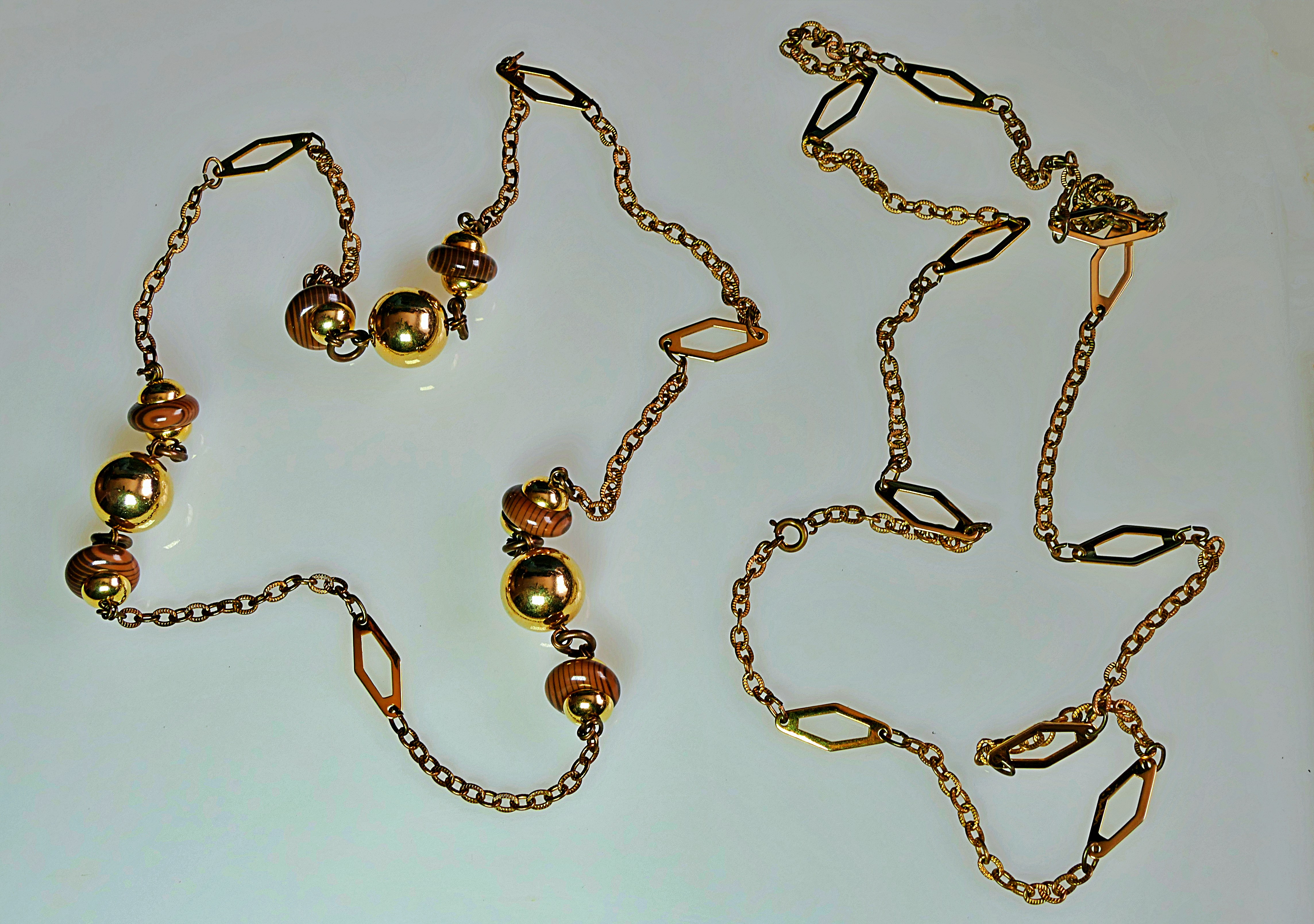 Collar dorado elegante