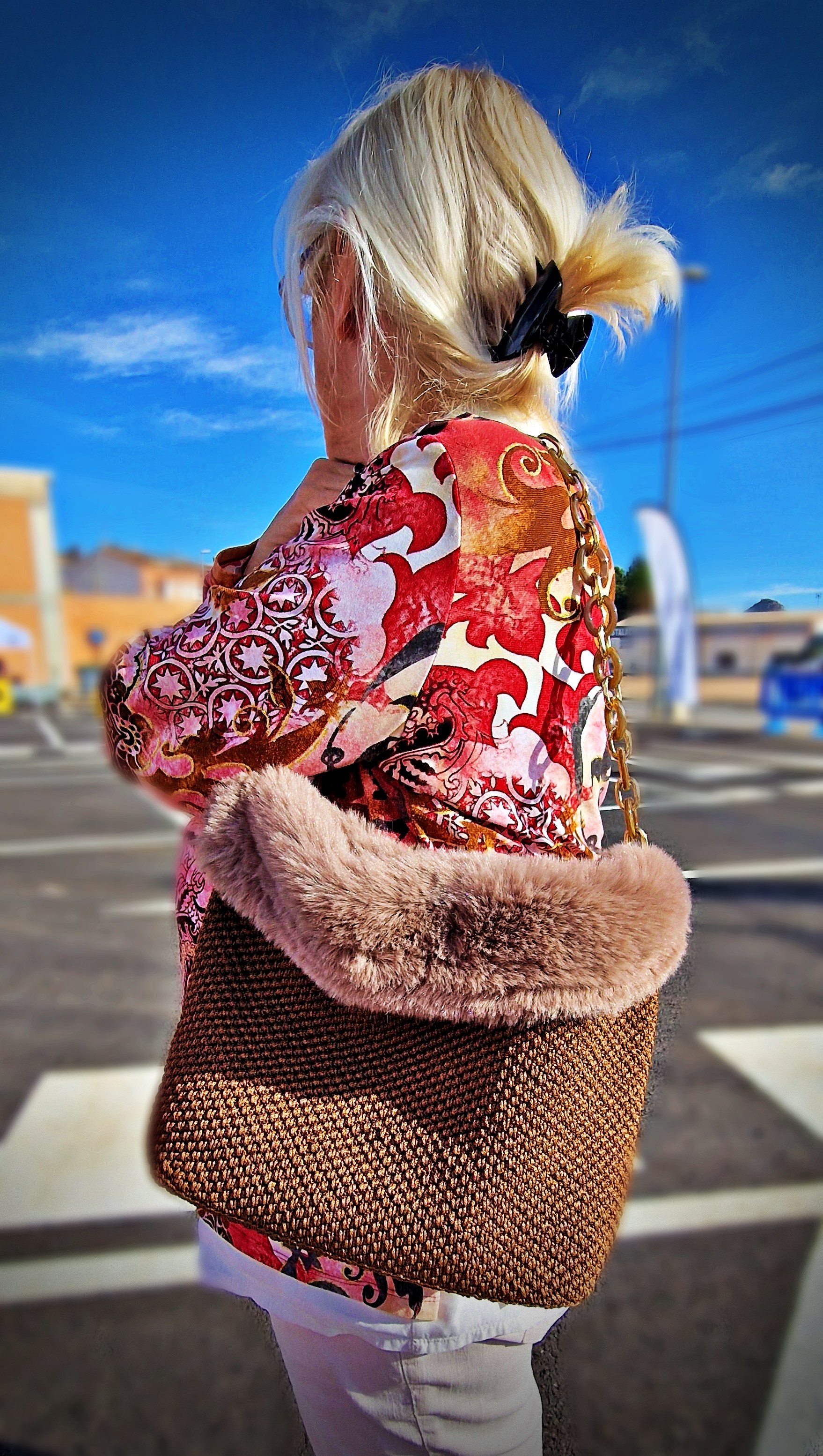 Bolso de mano elegante con borde de pelo ecológico