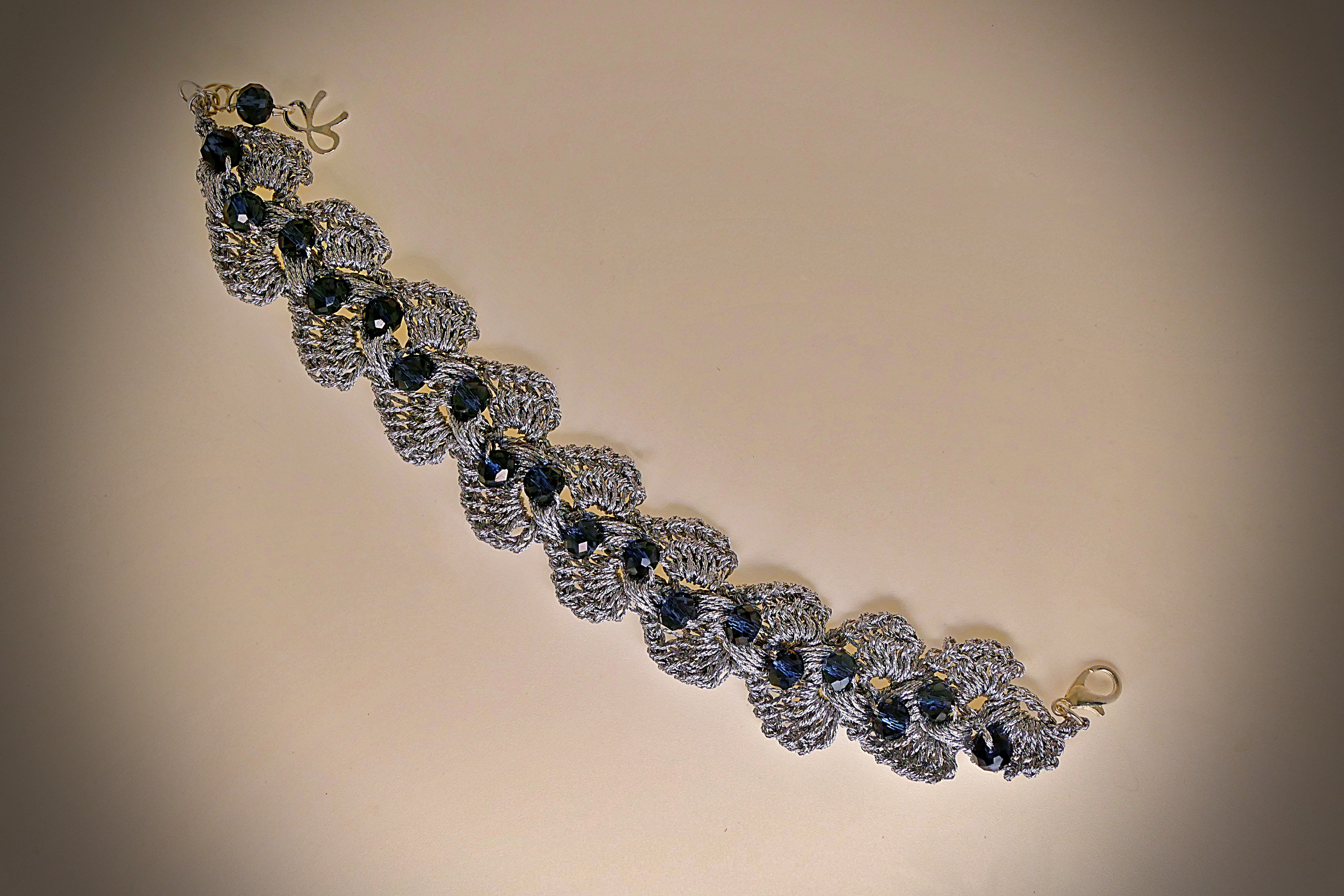 Pulsera hecha a mano en crochet con cristales azul