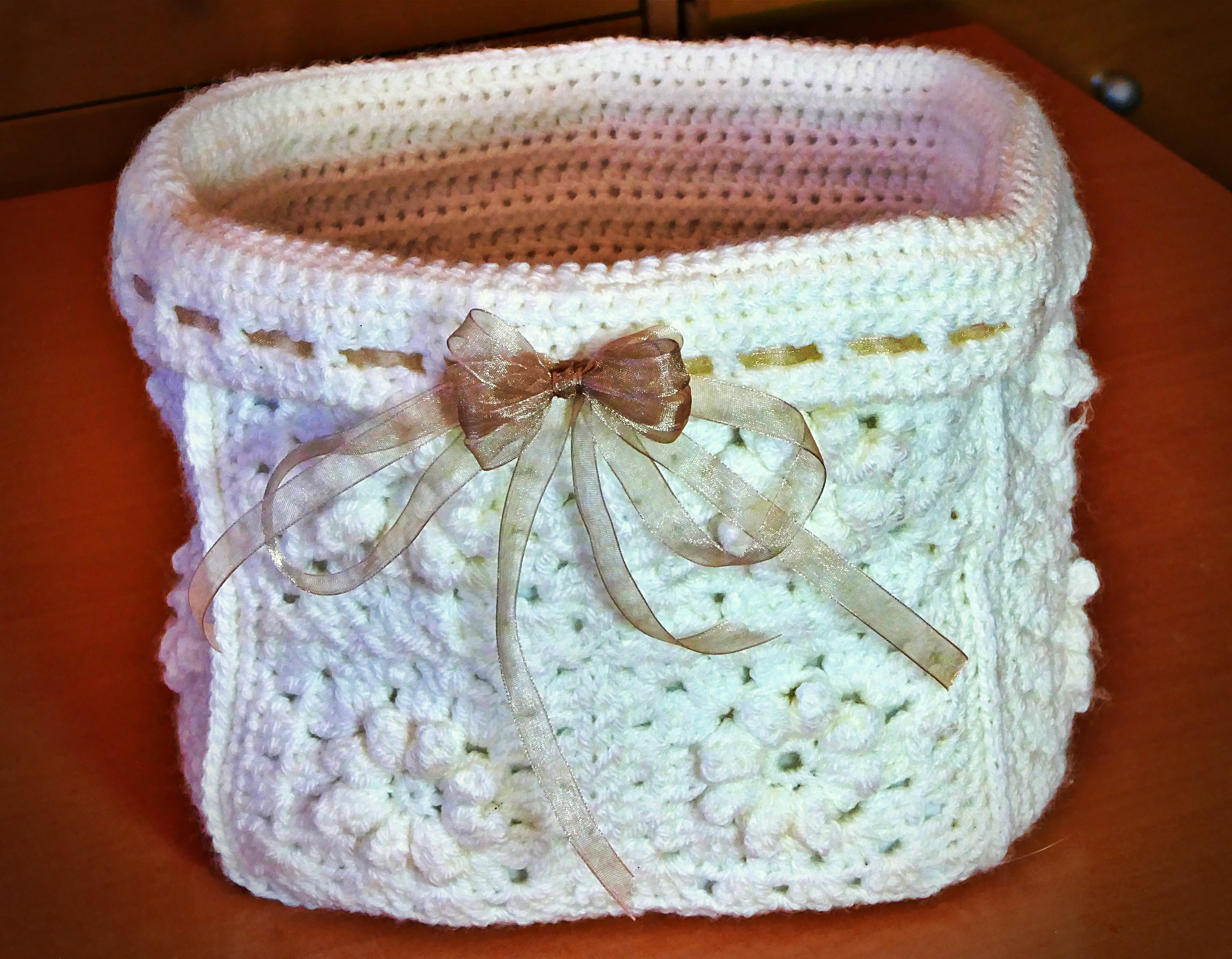 Cesta de crochet tejida a mano