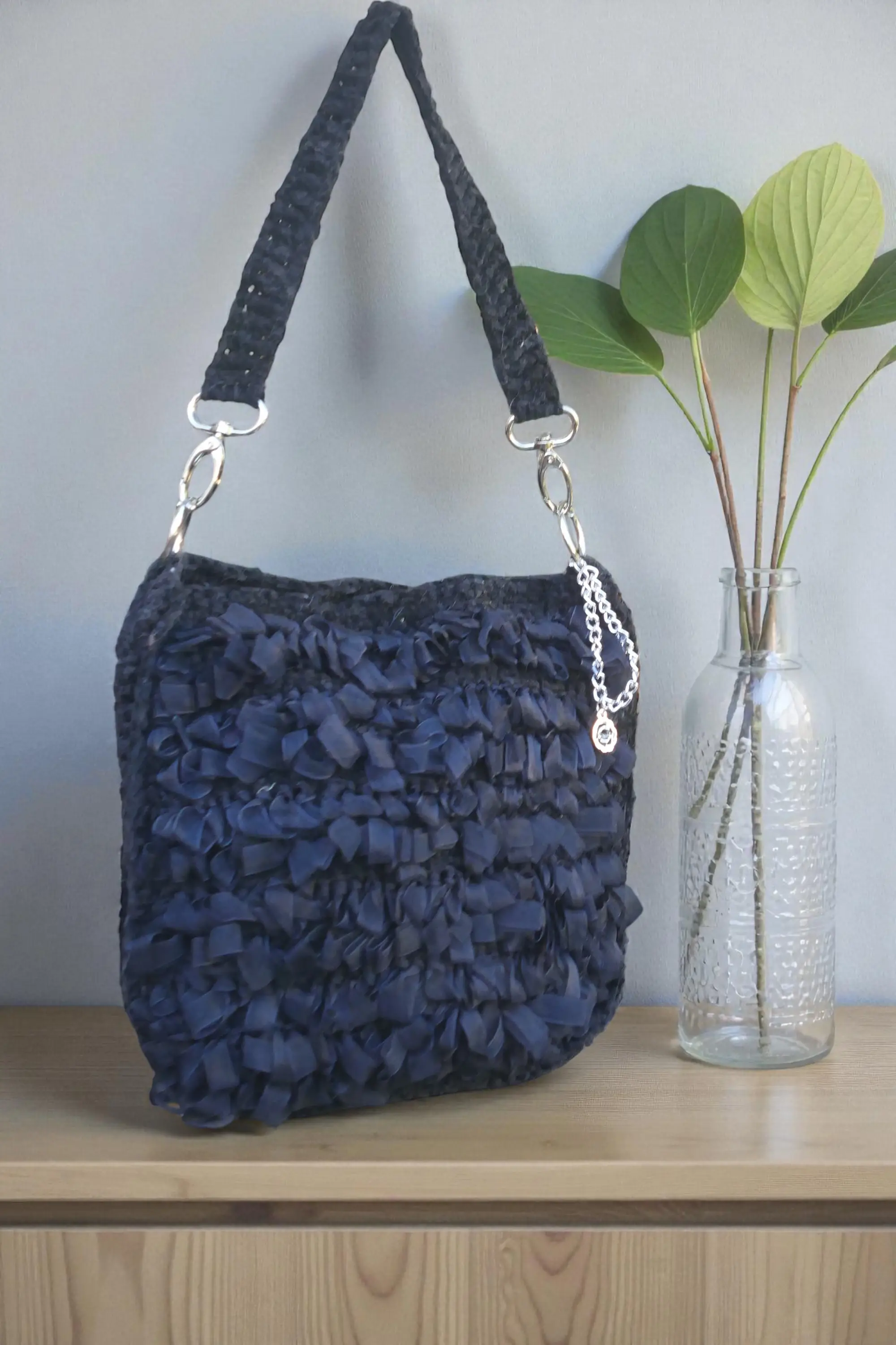 Bolso de crochet con rizo de organza negro