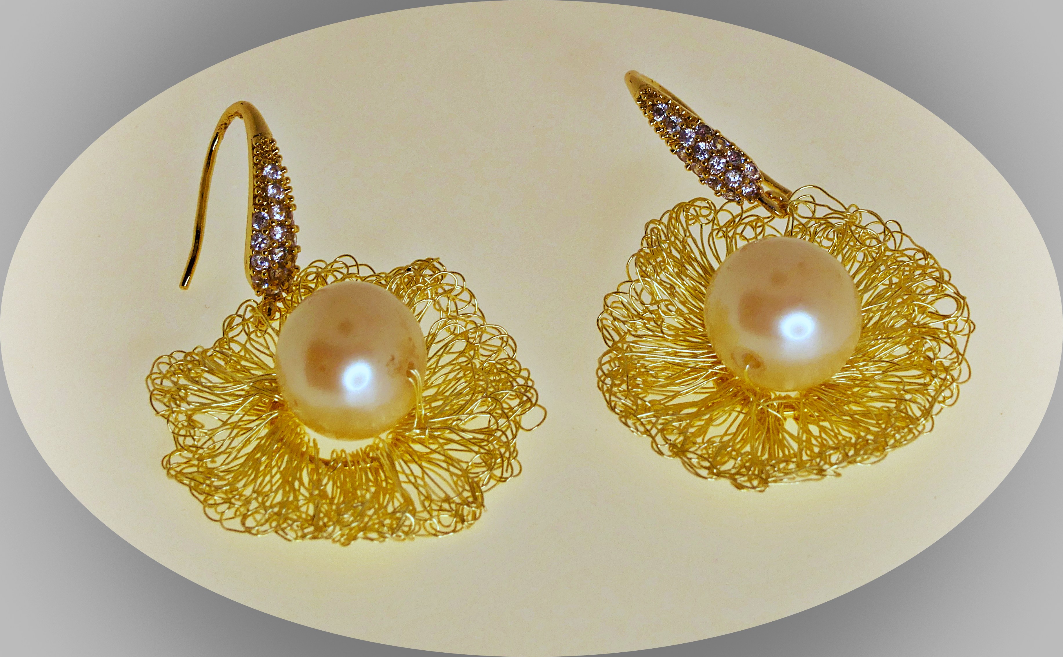 Pendientes de metal tejido a mano de crochet con perlas