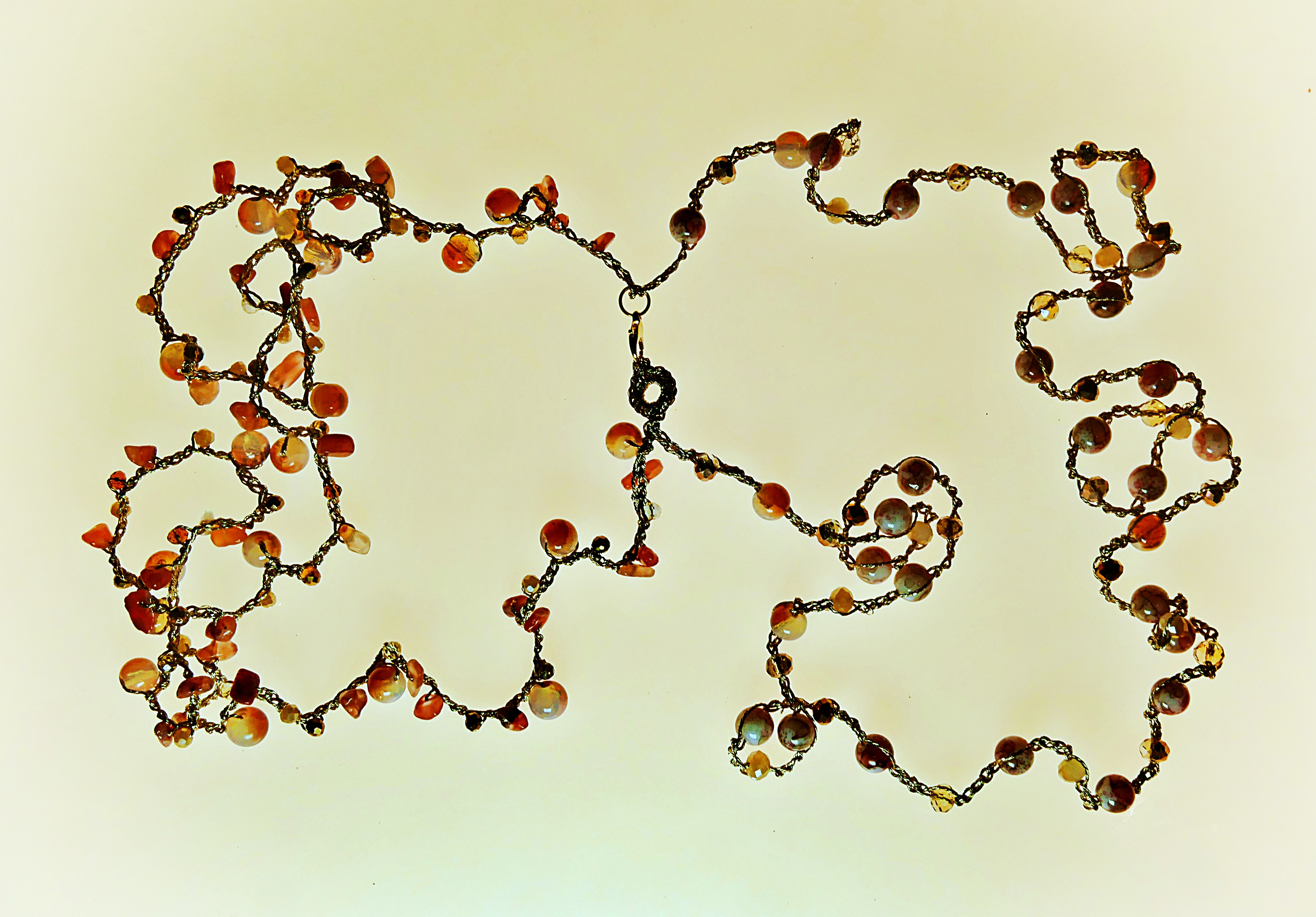 Collar de crochet de piedras naturales y cristales