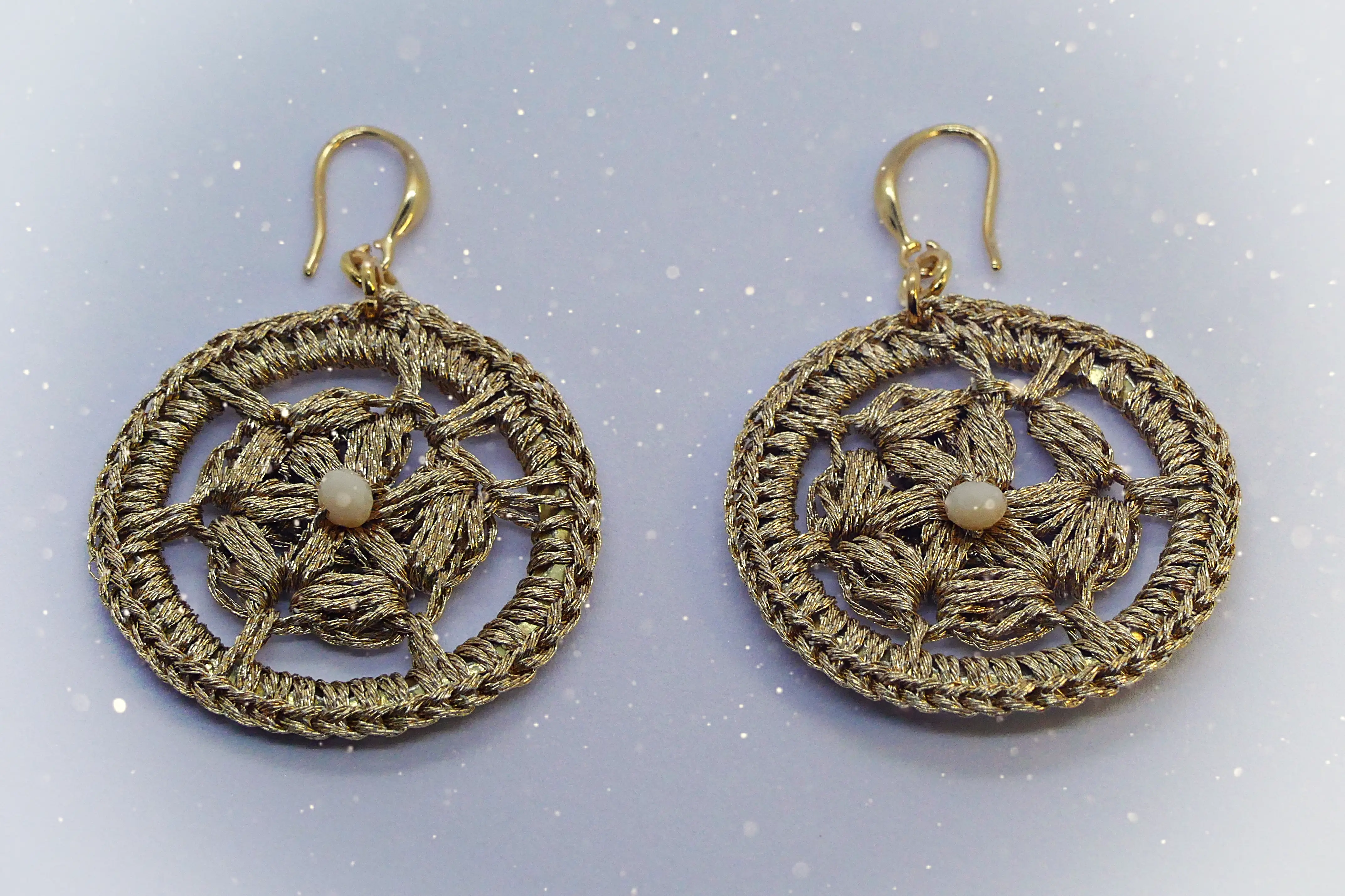 Pendientes artesanales dorados