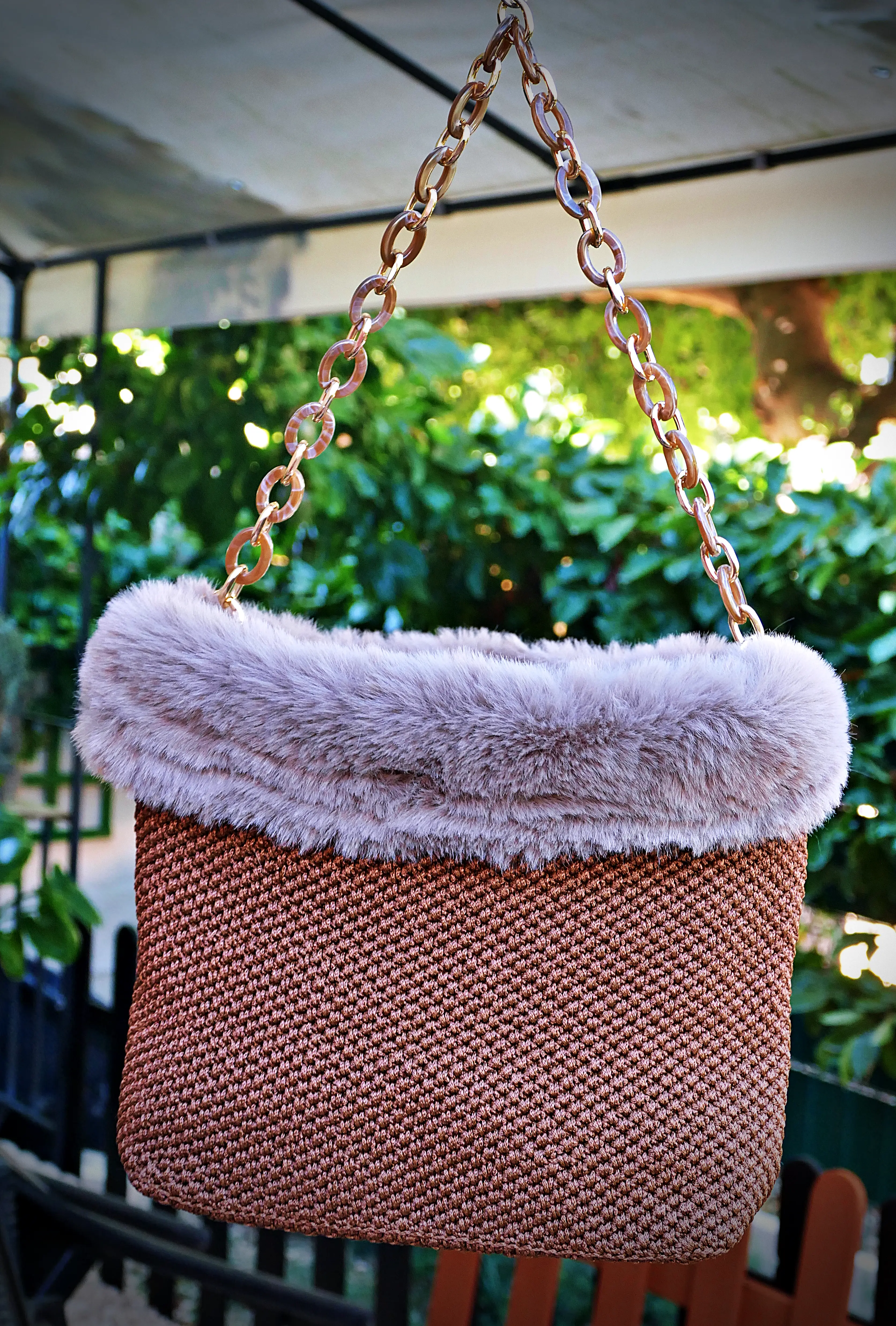 Bolso de mano elegante con borde de pelo ecológico