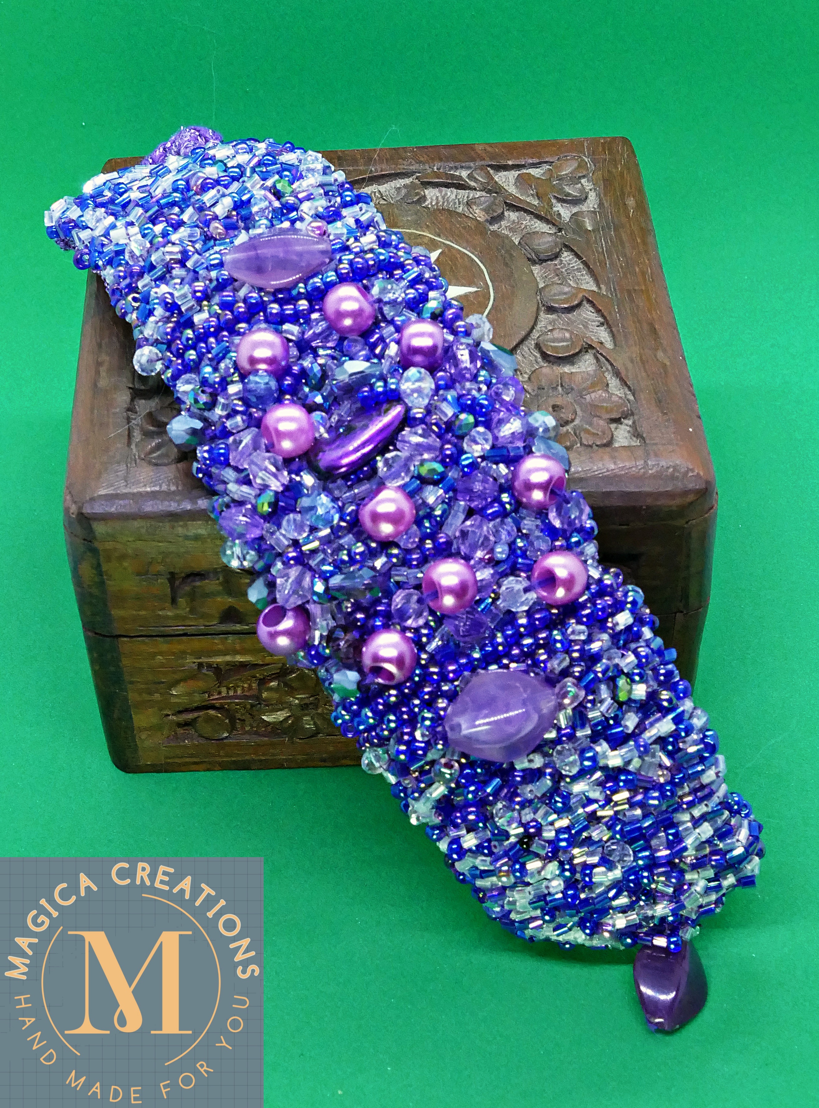 Pulsera artesanal de cuentas moradas