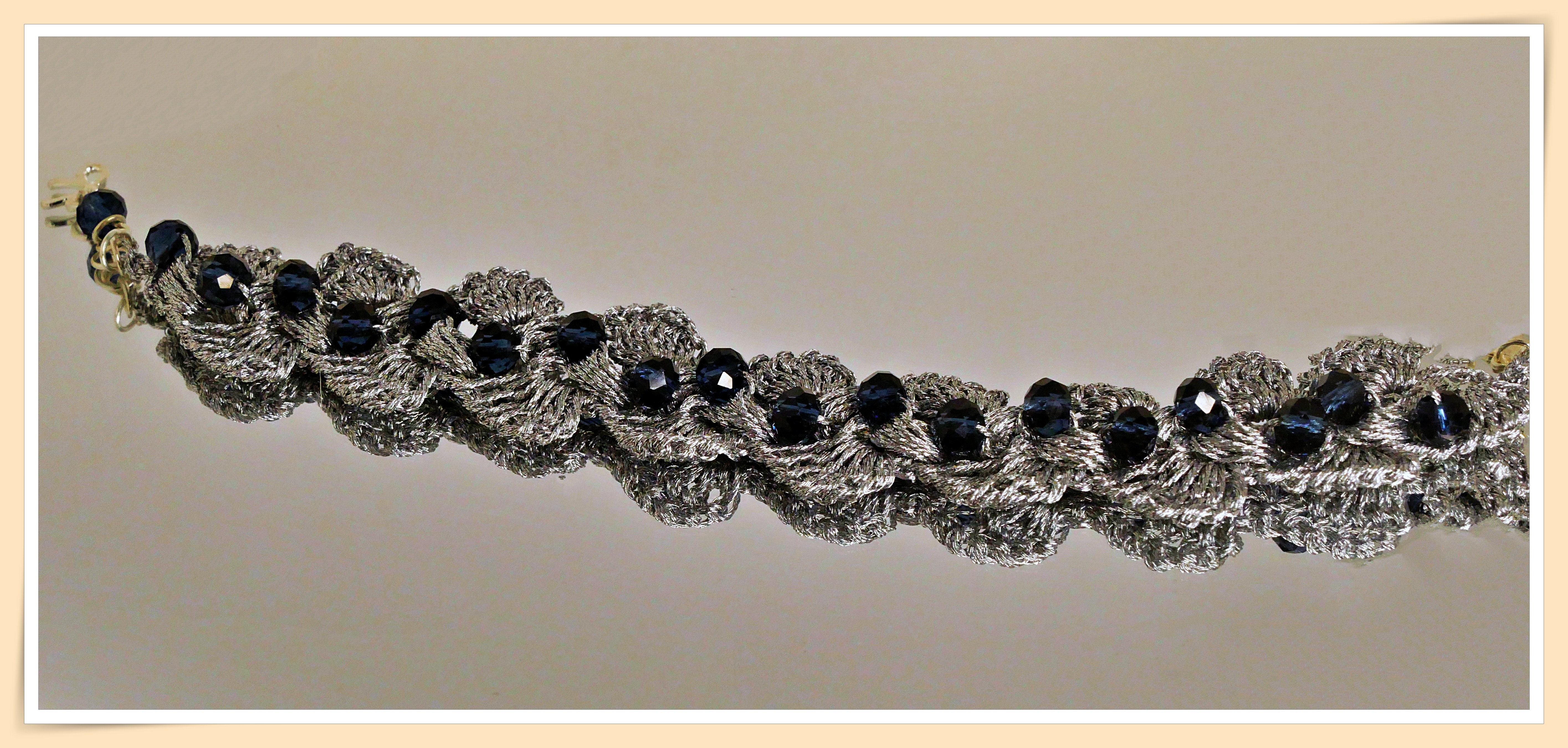 Pulsera hecha a mano en crochet con cristales azul