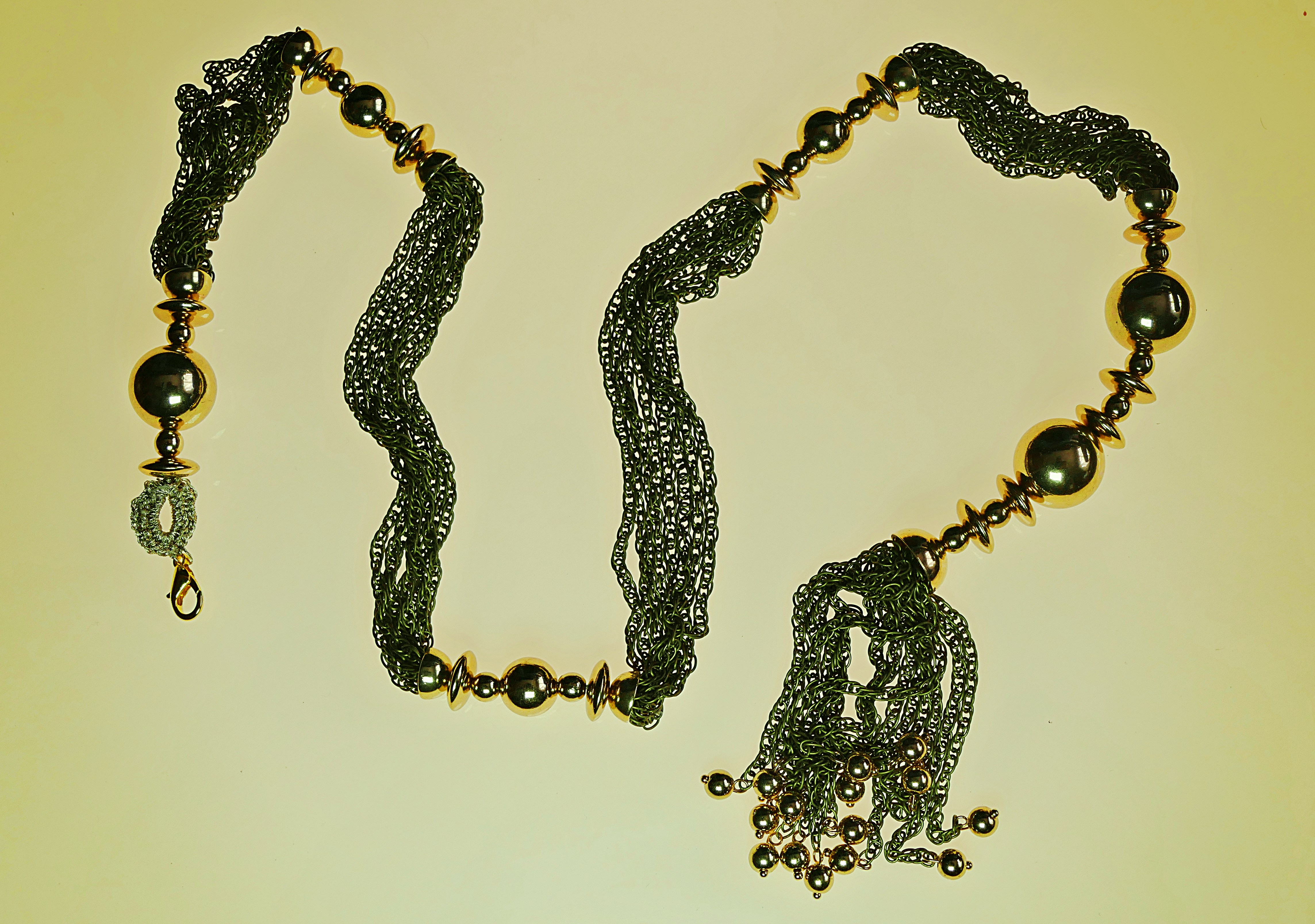 Collar artesanal de cuentas metálicas