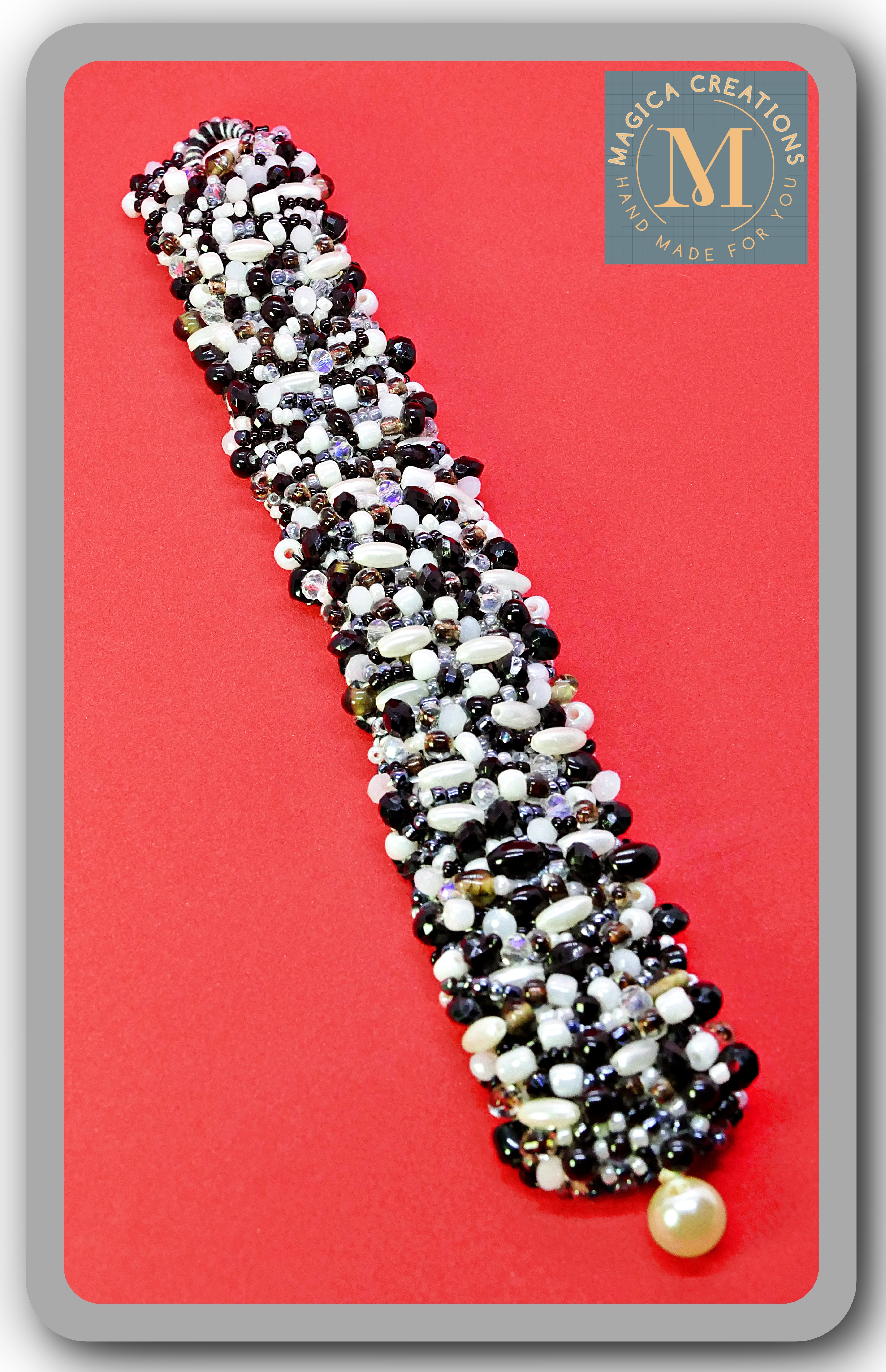 Pulsera de perlas y abalorios