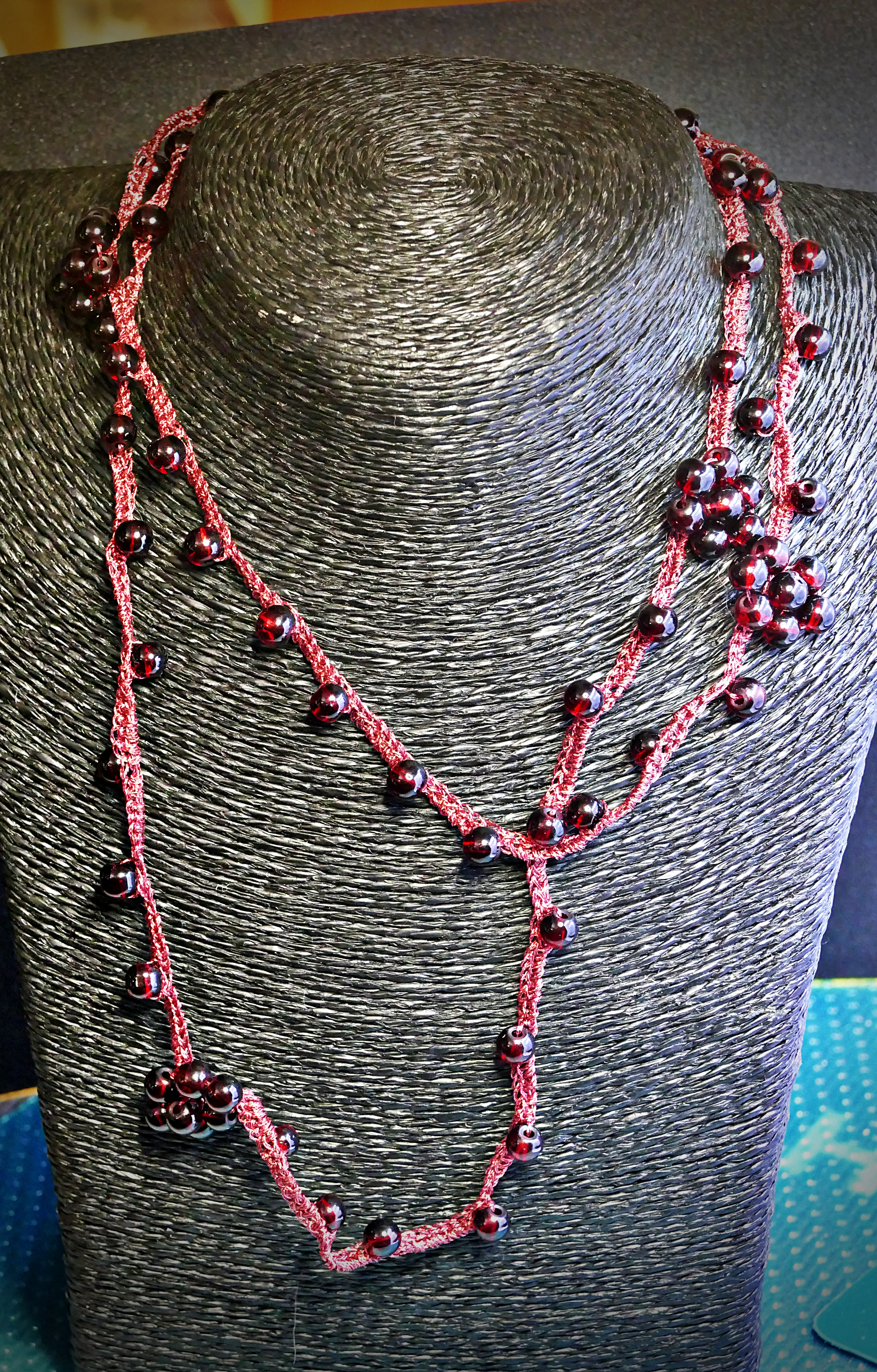 Collar de cuentas rojas