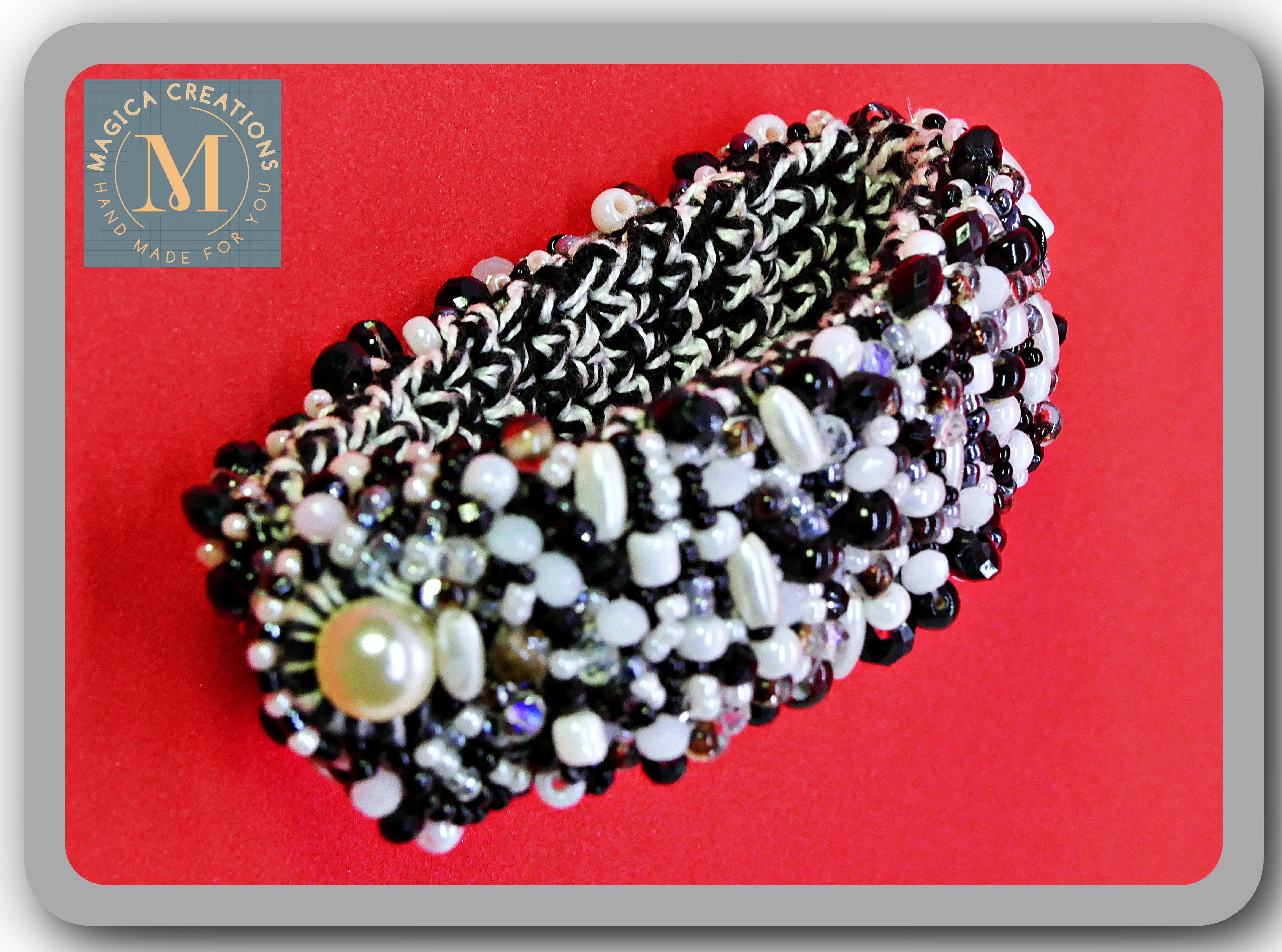 Pulsera de perlas y abalorios