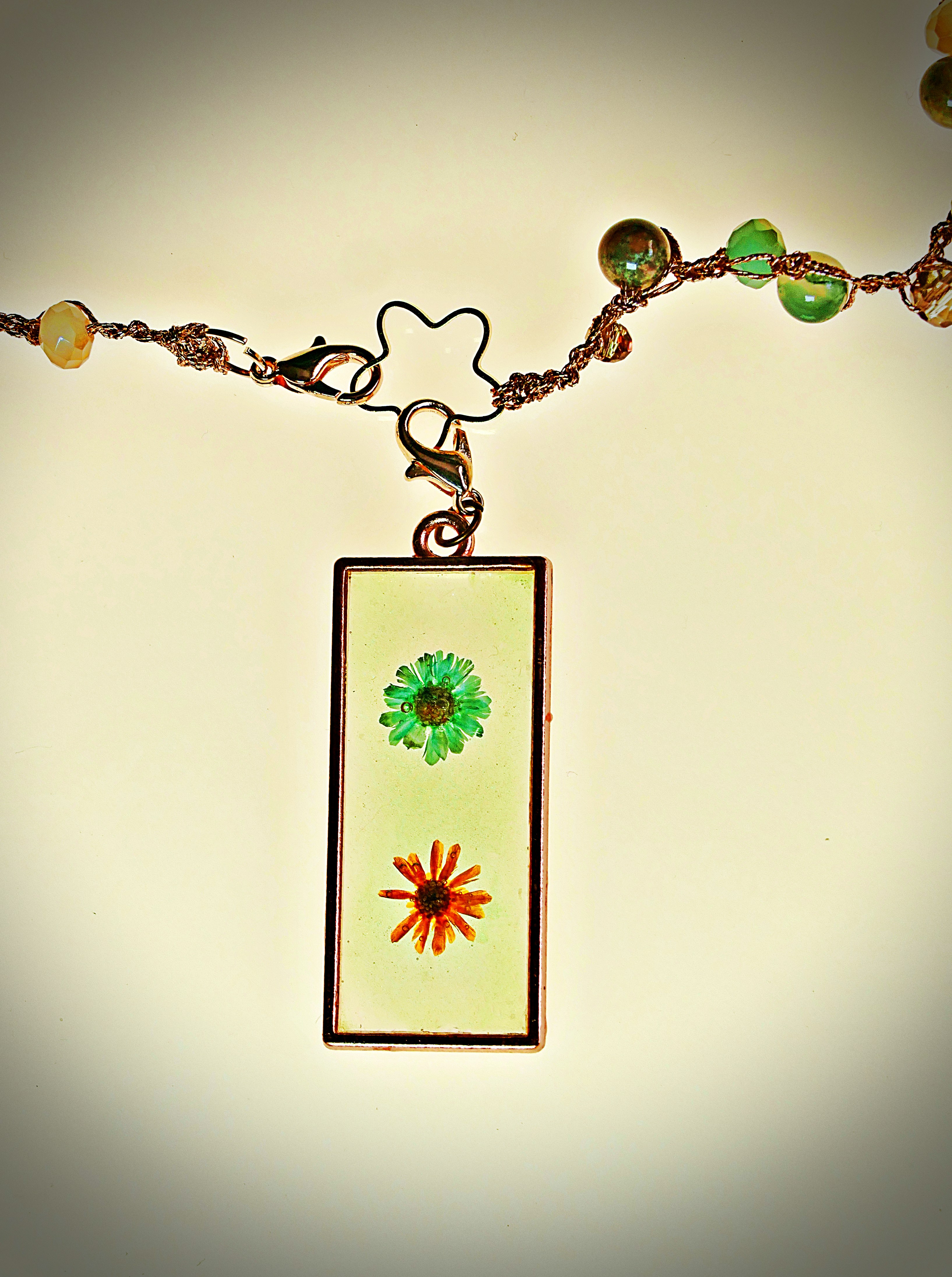 Collar artesanal con colgante de resina