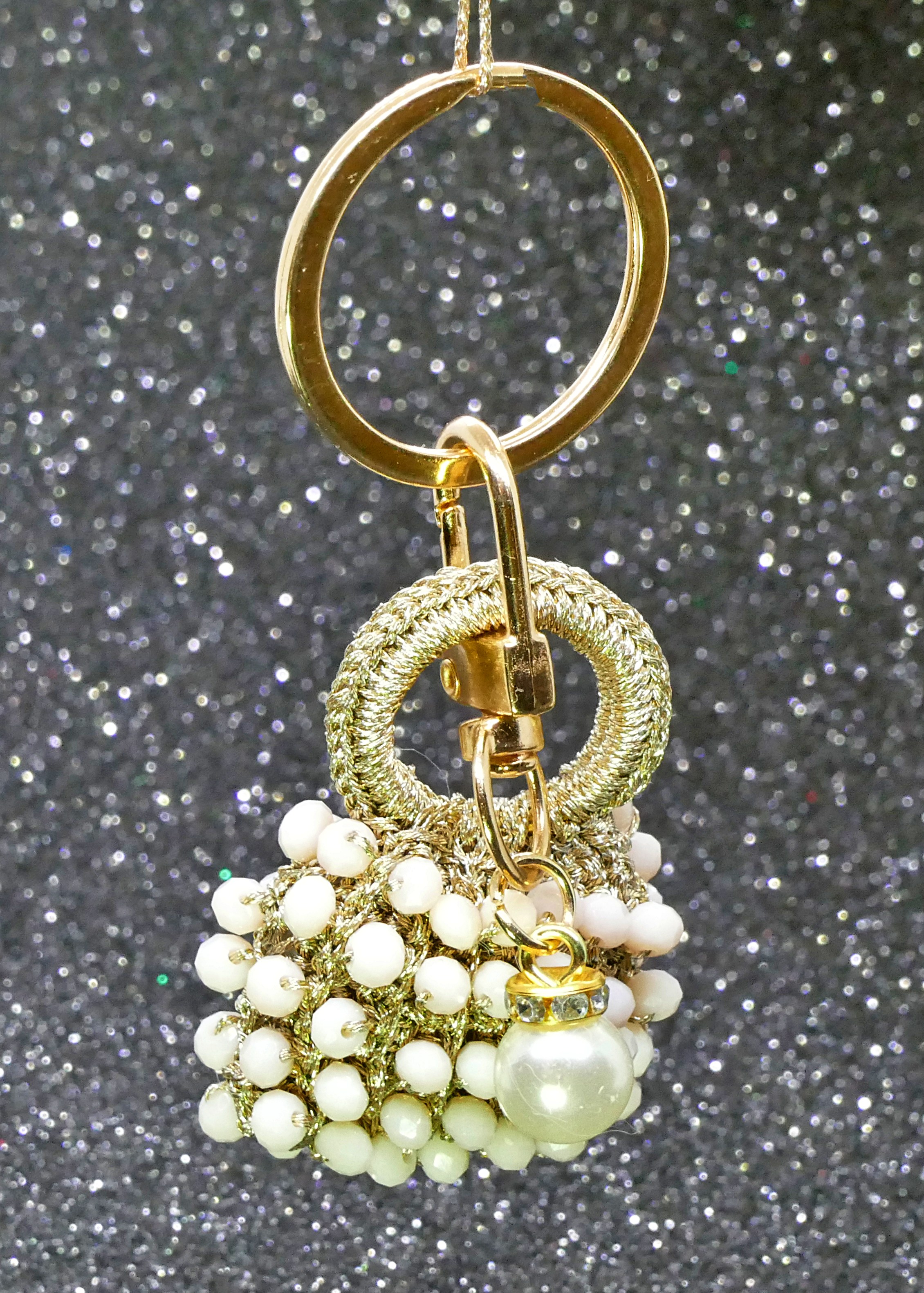 Llavero de crochet en forma de bolsito con abalorios y perla