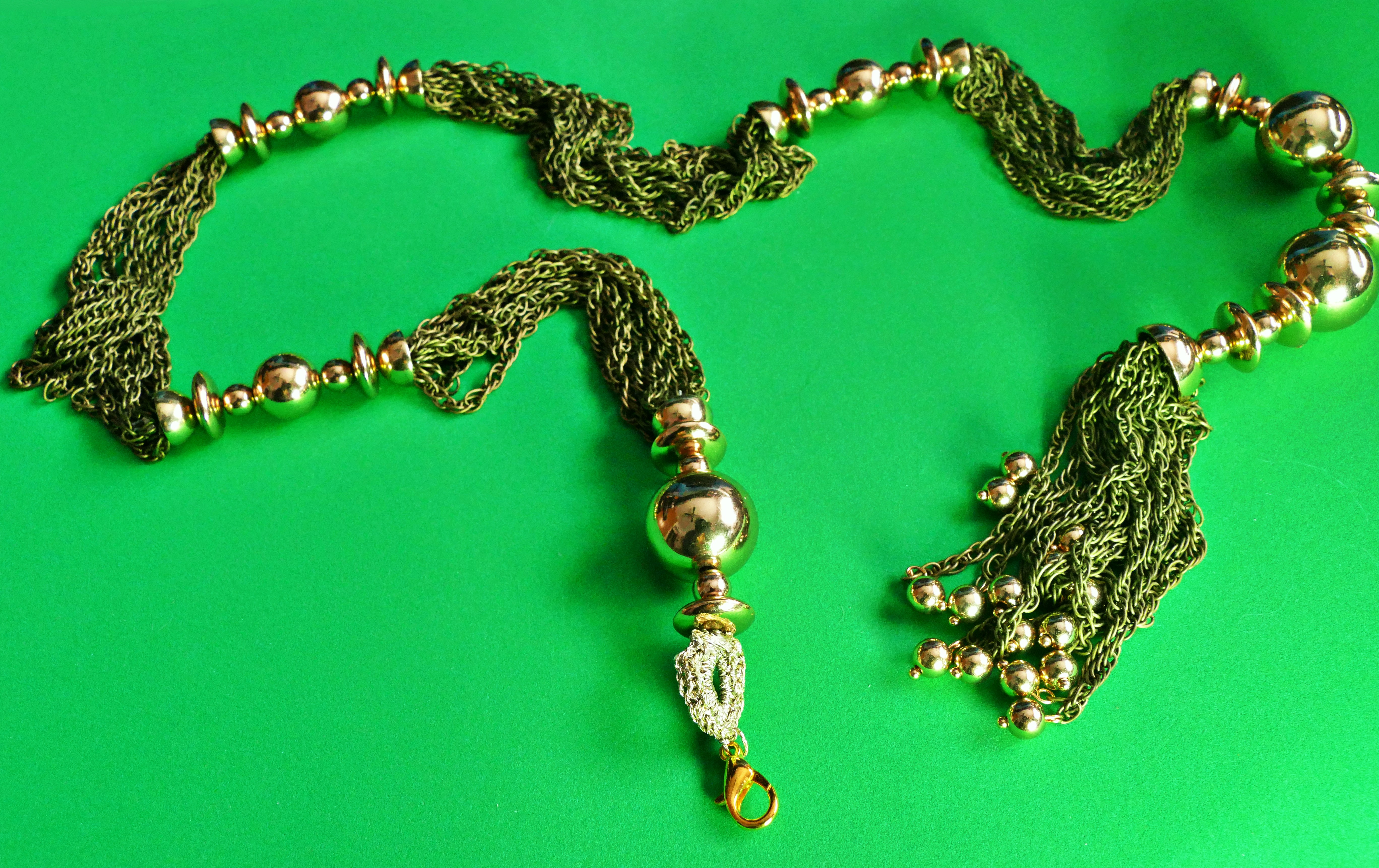 Collar artesanal de cuentas metálicas