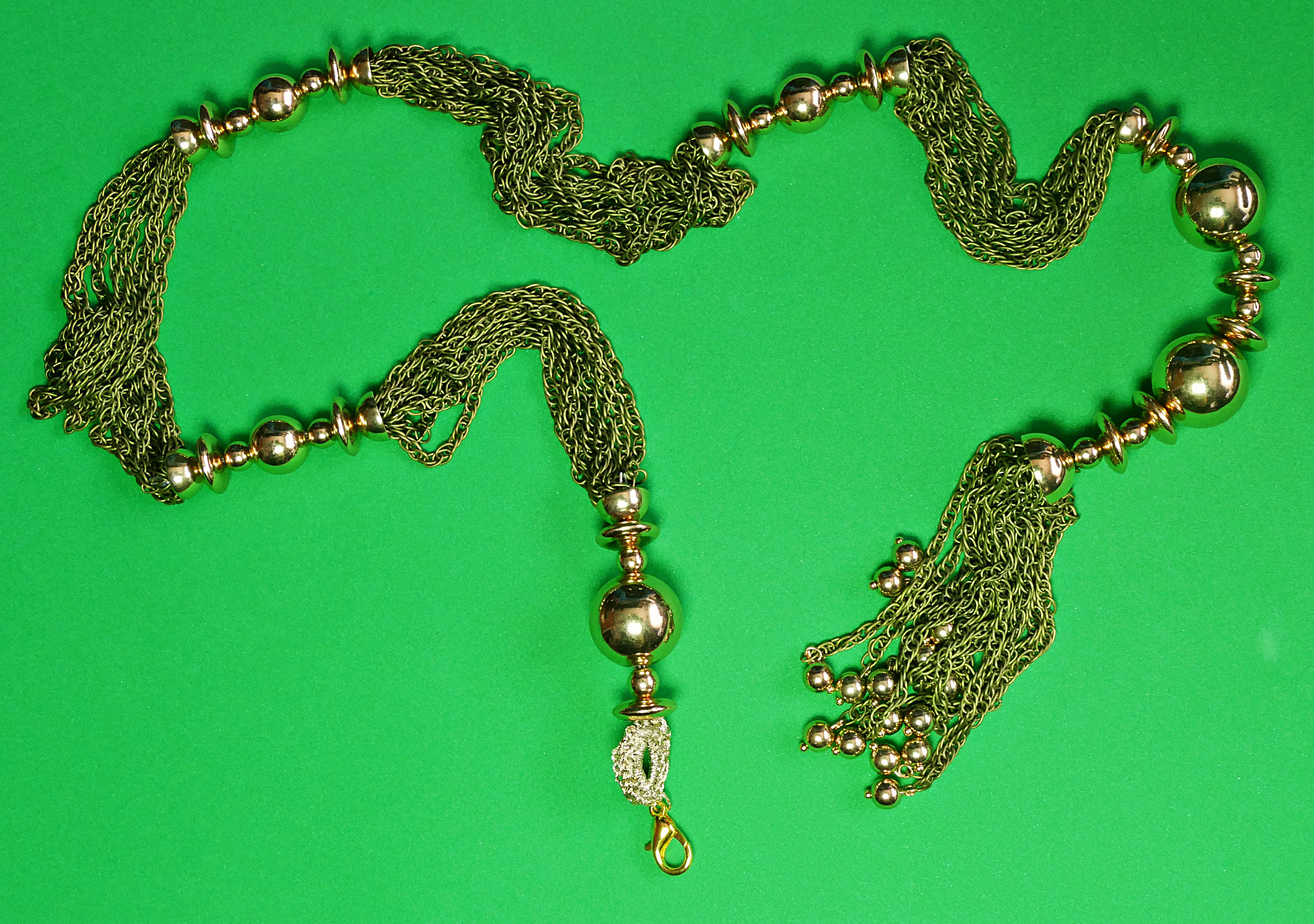 Collar artesanal de cuentas metálicas