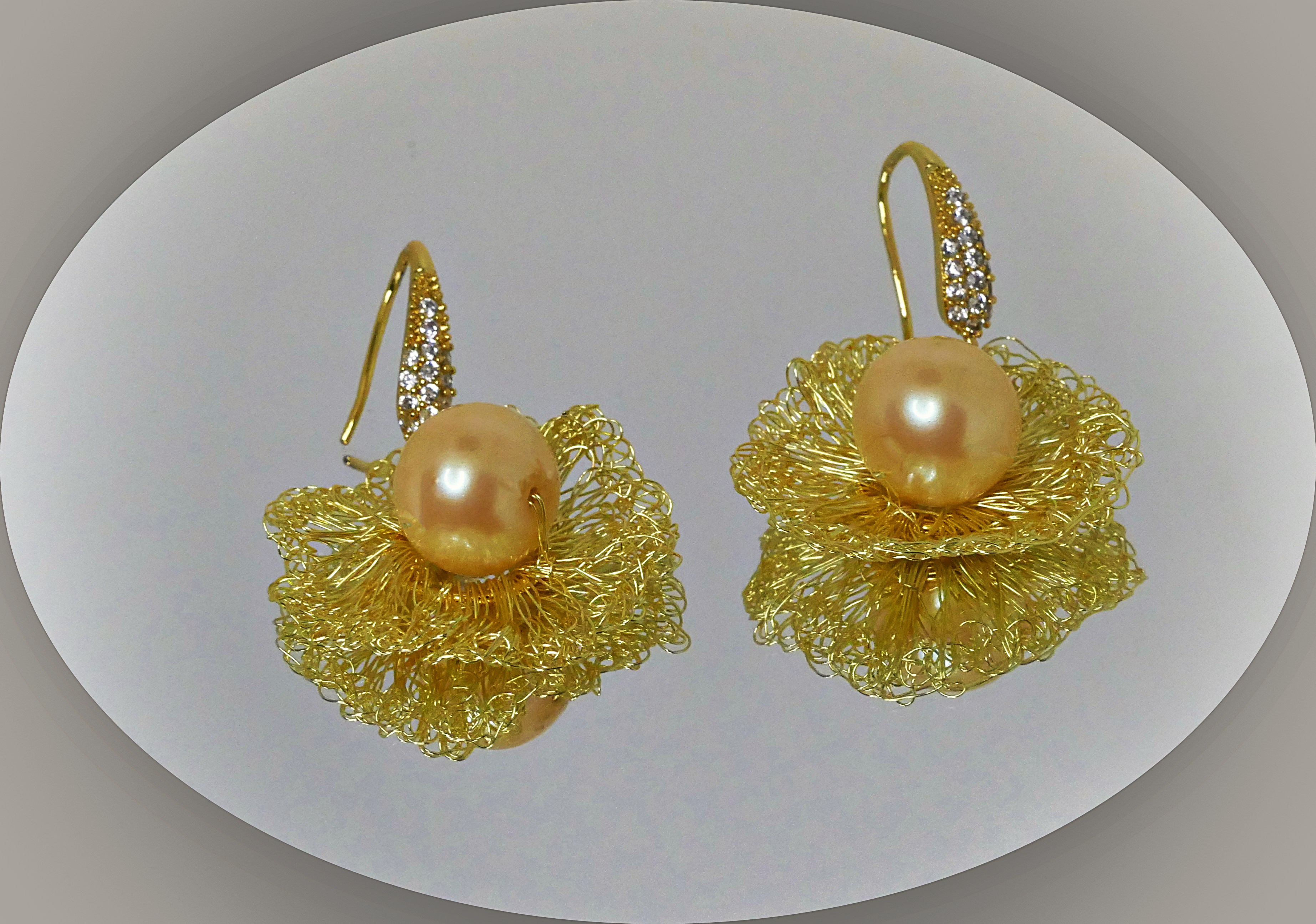 Pendientes de metal tejido a mano de crochet con perlas