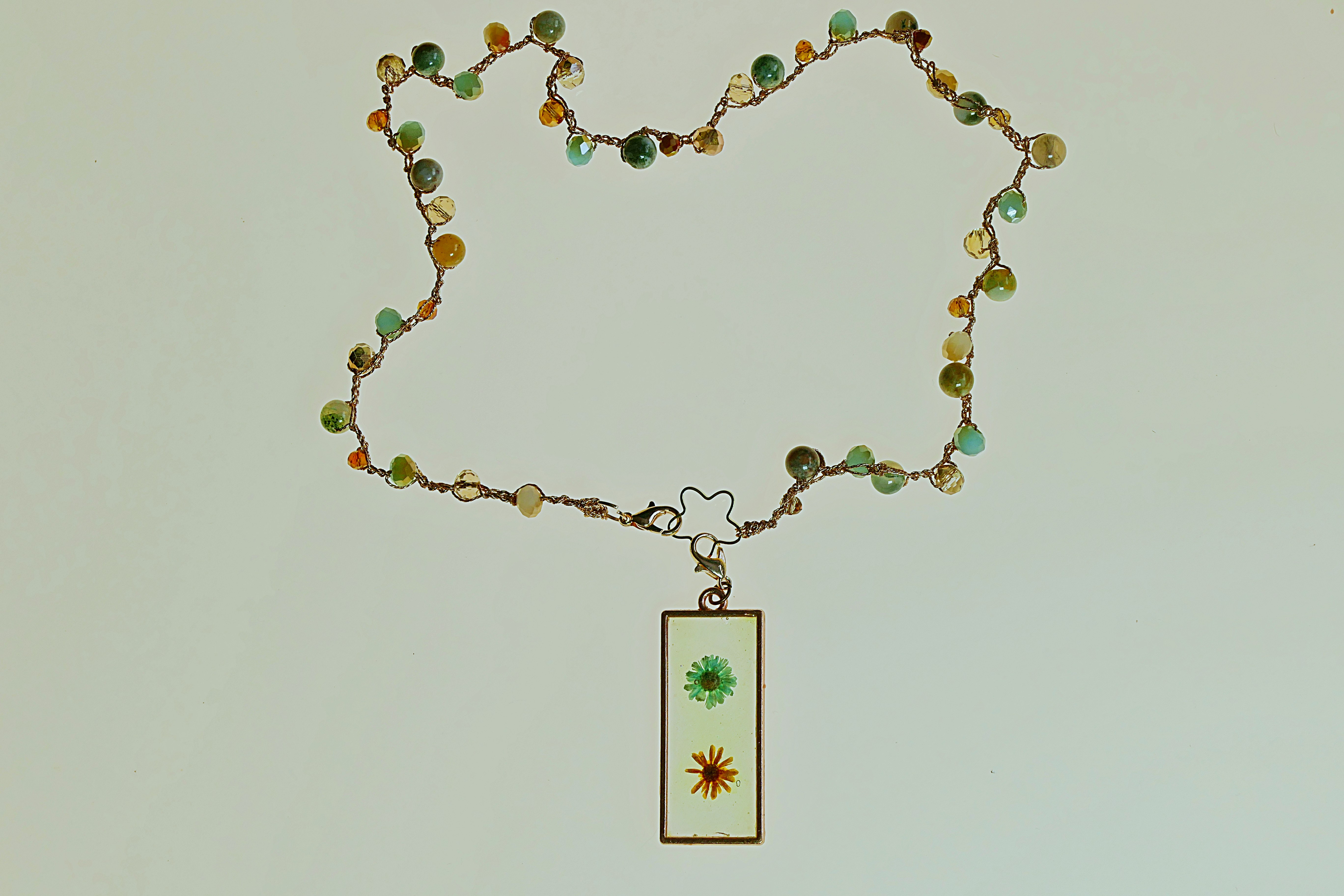 Collar artesanal con colgante de resina