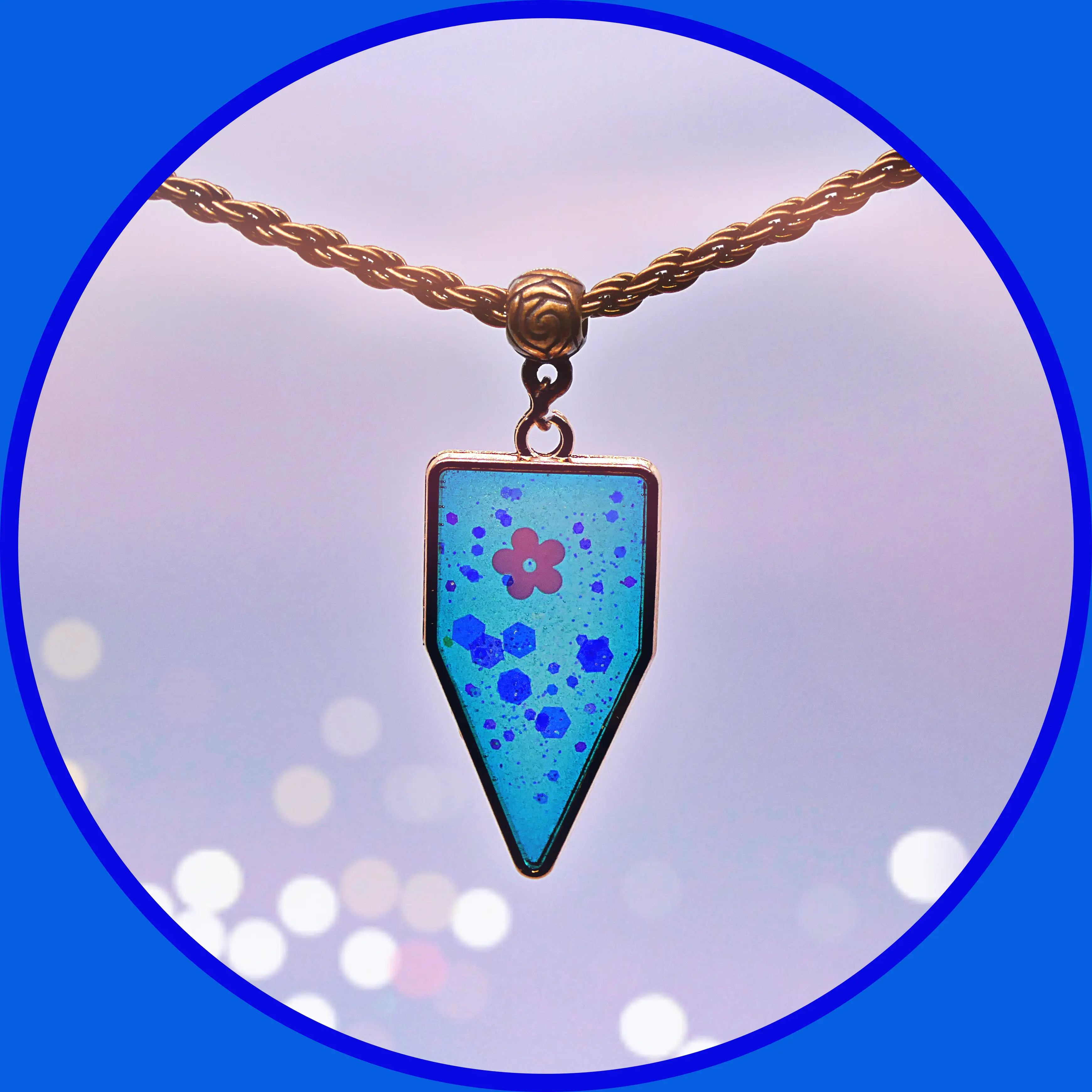 Collar colgante de flecha azul de Resina