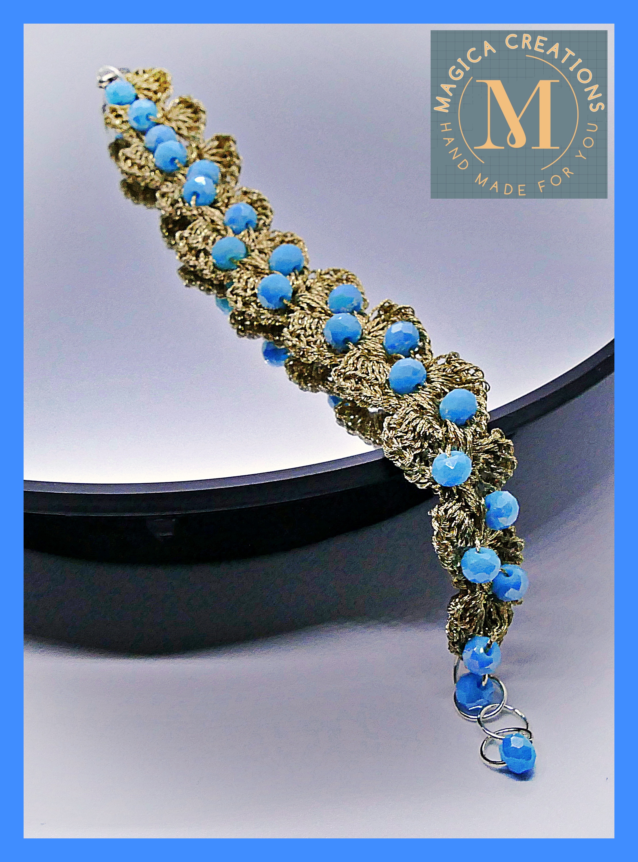 Pulsera artesanal de hilo dorado y cuentas azules