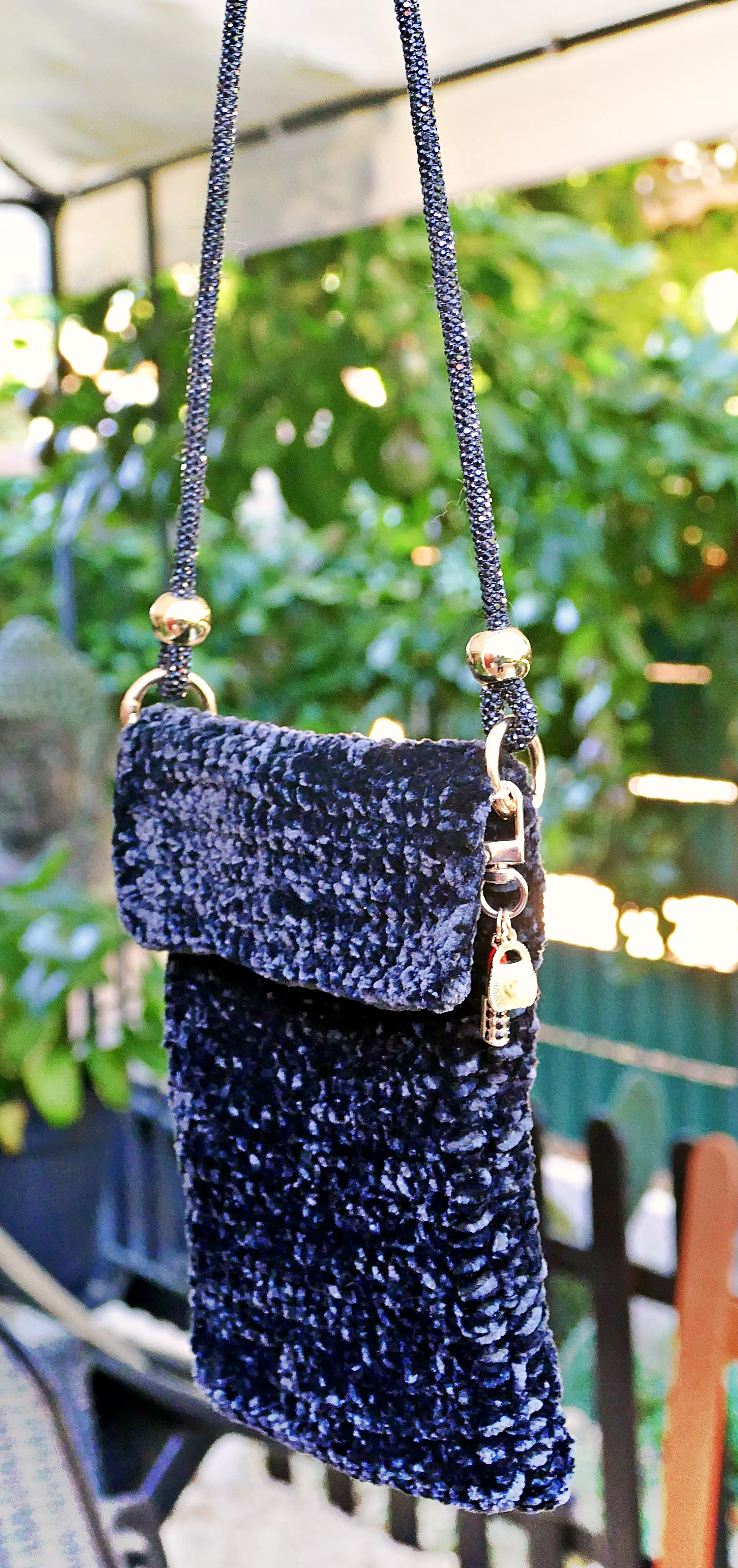 Bolso de movil en terciopelo negro