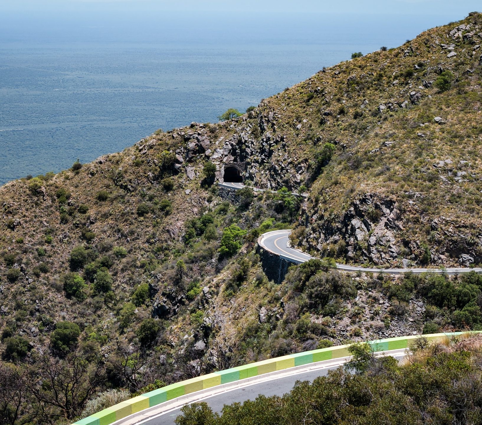 Mina Clavero con Túneles de Taninga,  Cura Brochero y Balneario