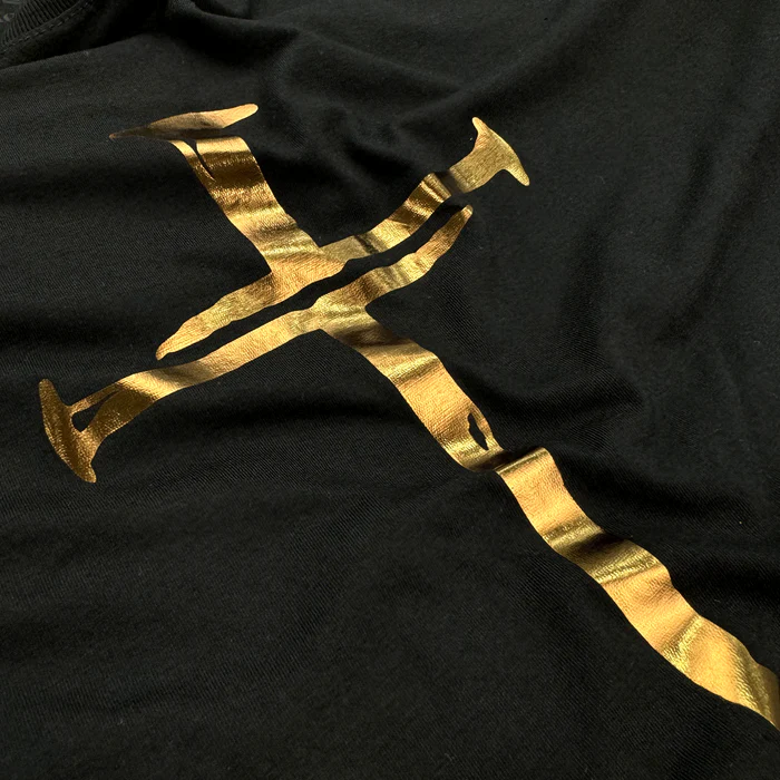 Camiseta Masc. preta Prego Cruz dourada