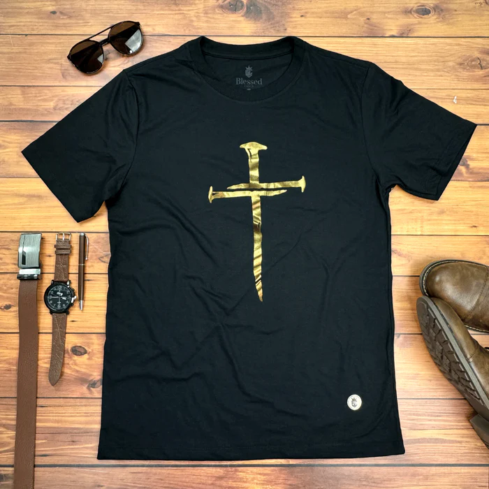 Camiseta Masc. preta Prego Cruz dourada