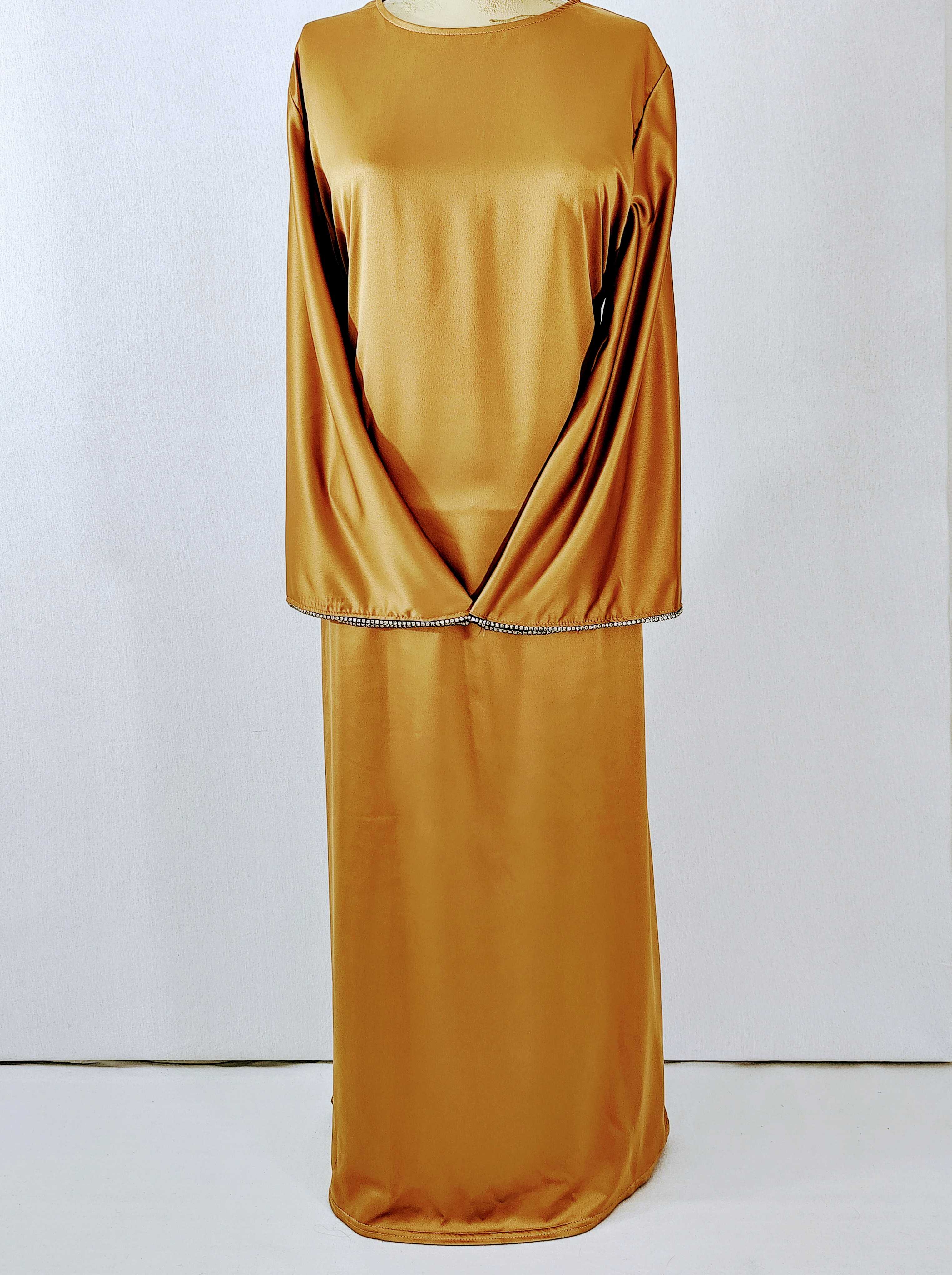 👉 Abaya Élégante à Lacet & Strass – Style Dubaï Moderne