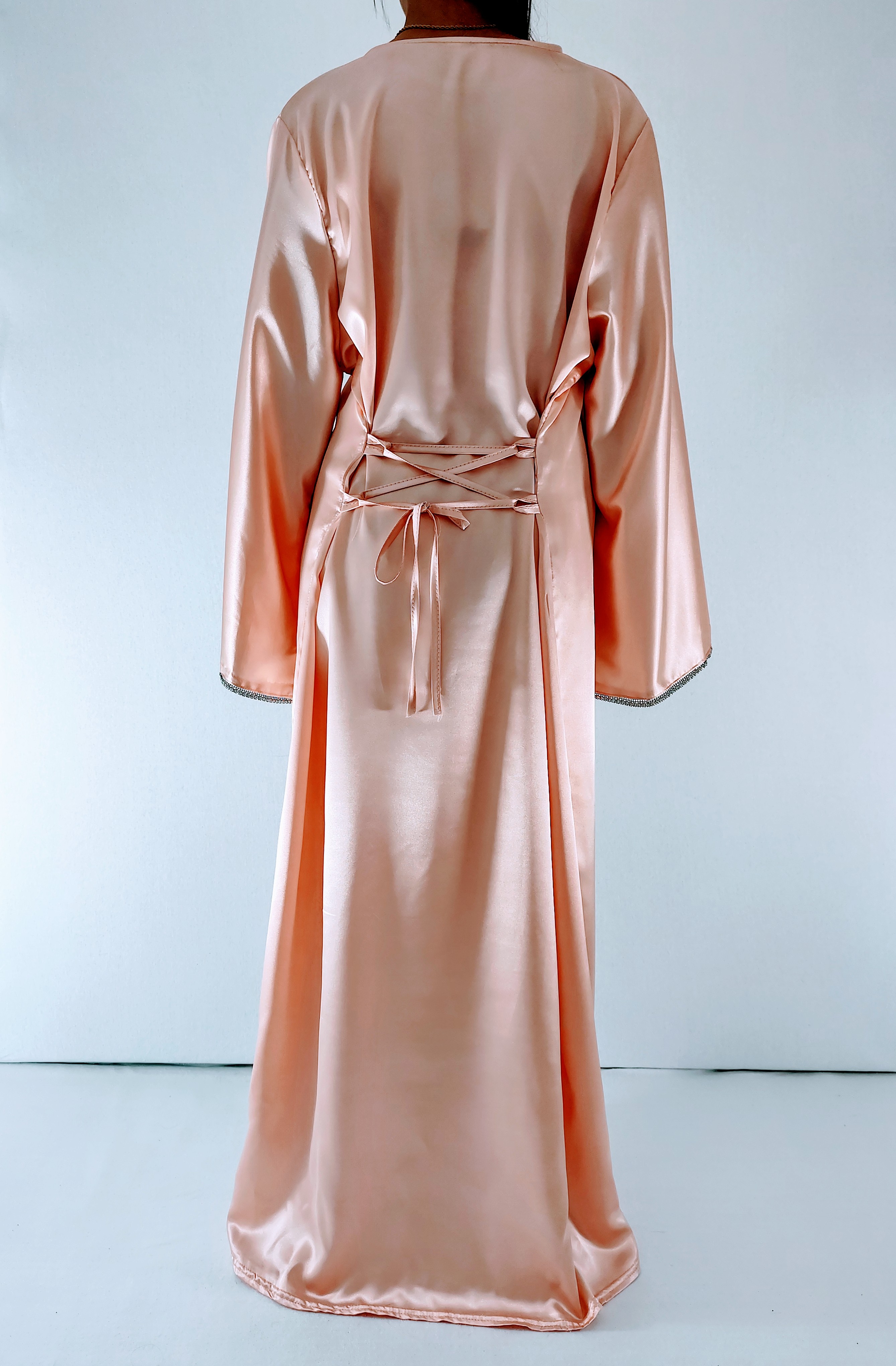 Abaya Élégante à Lacet & Strass – Style Dubaï Moderne