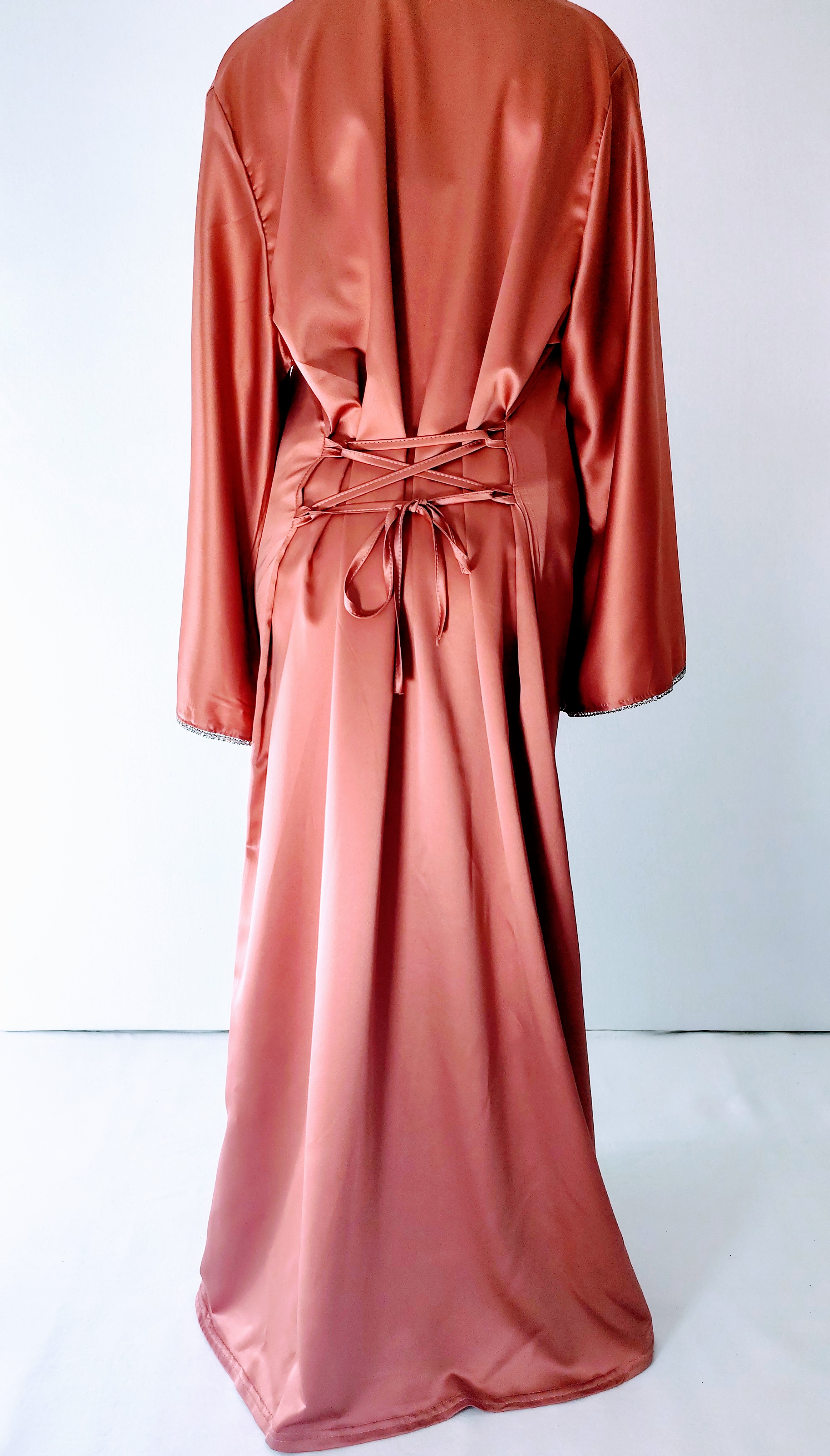 Abaya Élégante à Lacet & Strass – Style Dubaï Moderne